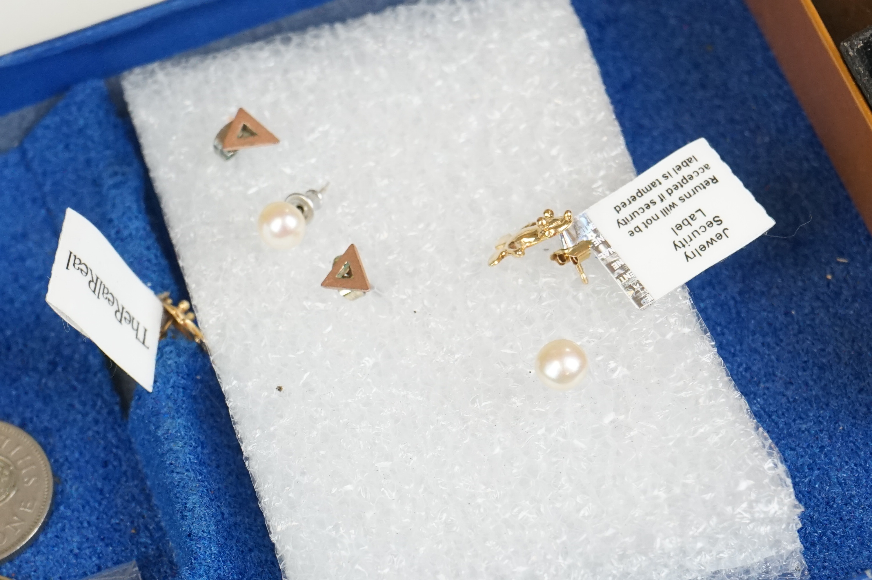 Small selection of jewellery, to include three pairs of ear studs, together with a silver napkin - Image 7 of 10