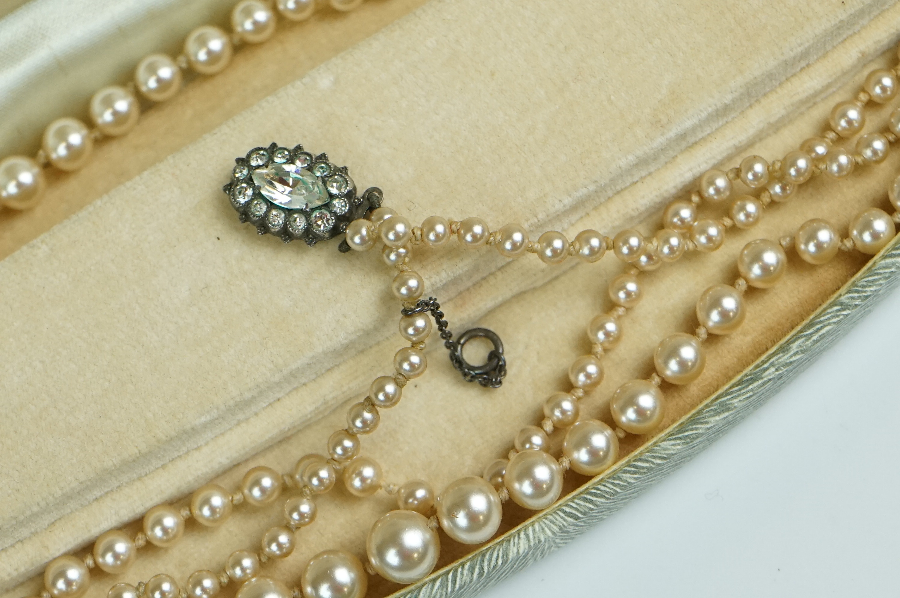 Small selection of jewellery, to include three pairs of ear studs, together with a silver napkin - Image 2 of 10