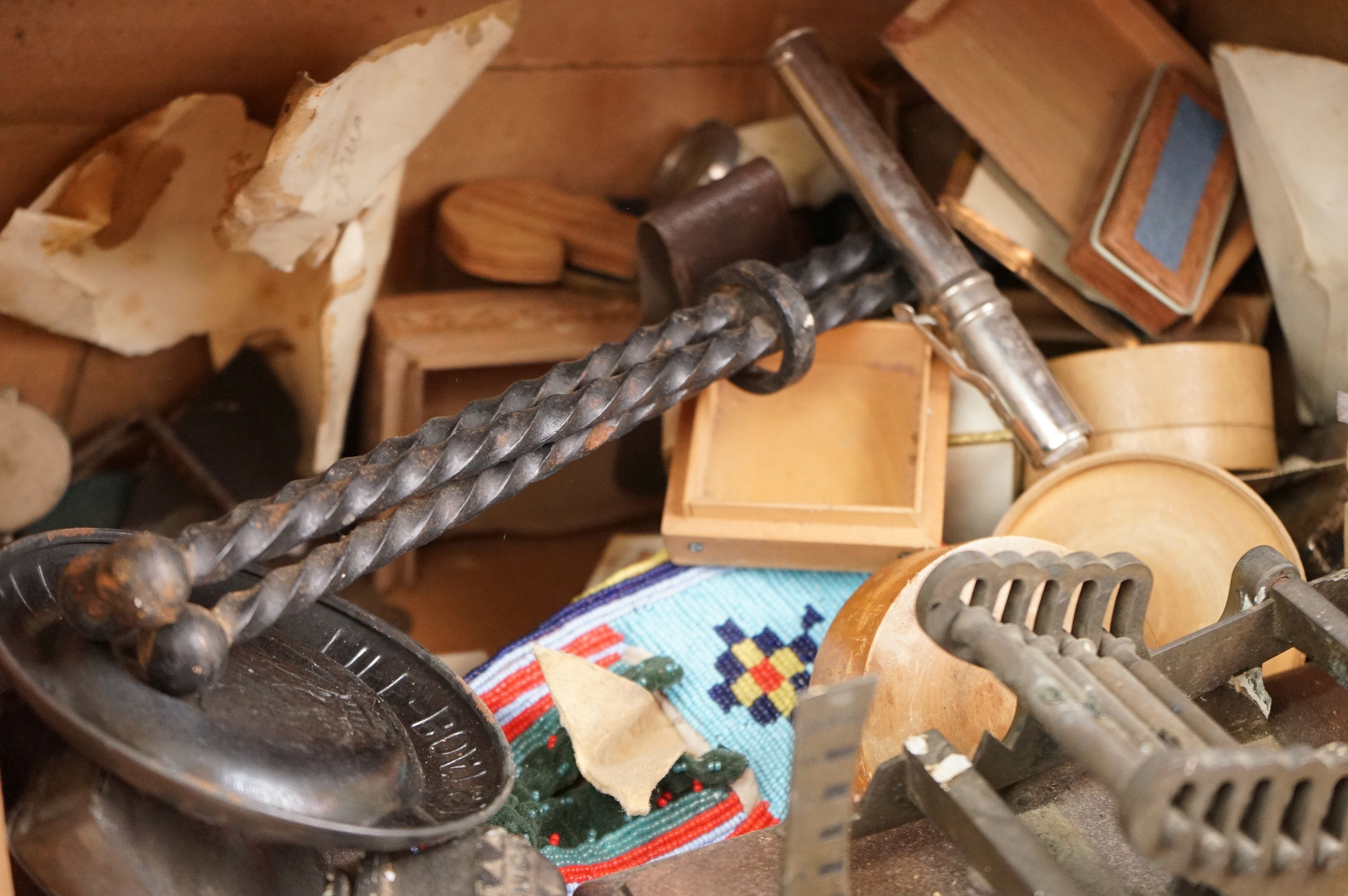 A box of mixed collectables to include antique chess pieces, coins, badges, boxes and vintage - Image 10 of 11