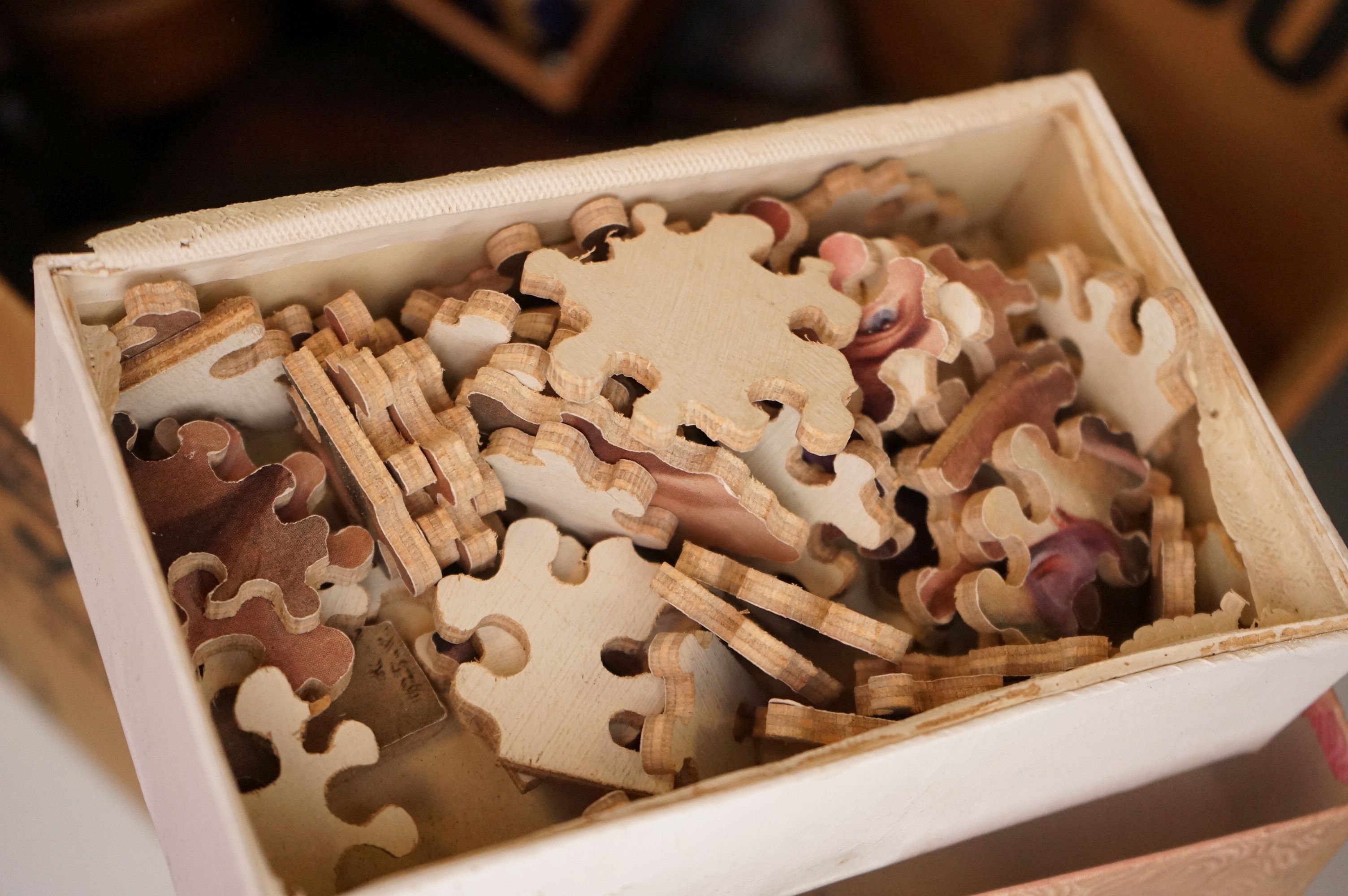 A box of mixed collectables to include antique chess pieces, coins, badges, boxes and vintage - Image 11 of 11