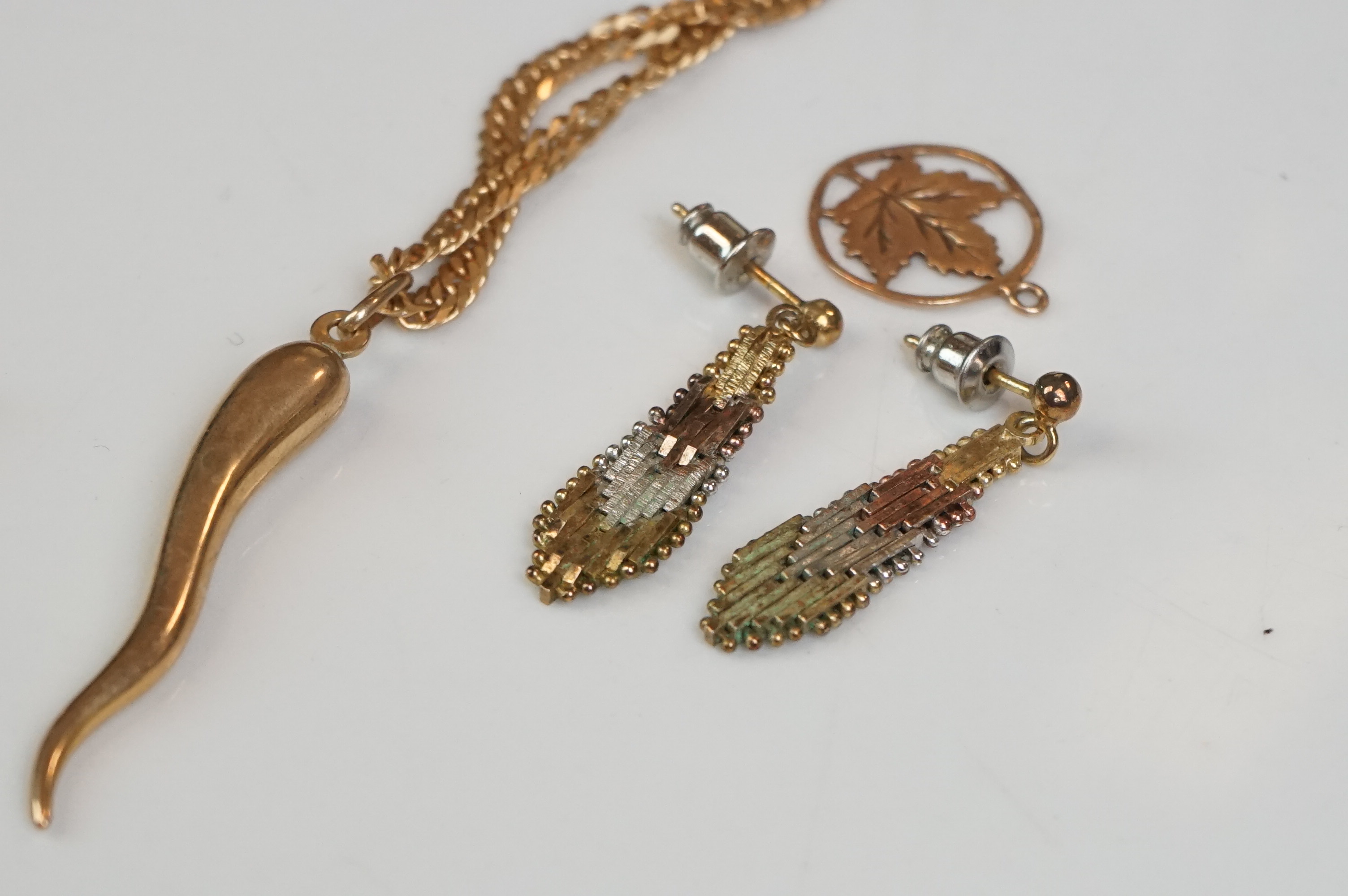 A collection of gold and yellow metal jewellery to include necklaces, pendants and earrings. - Image 2 of 8