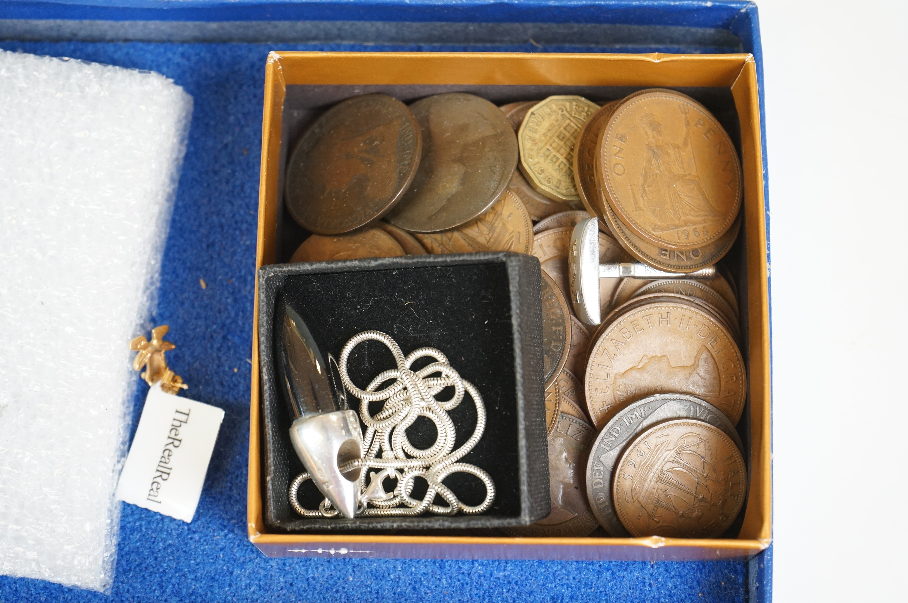 Small selection of jewellery, to include three pairs of ear studs, together with a silver napkin - Image 8 of 10