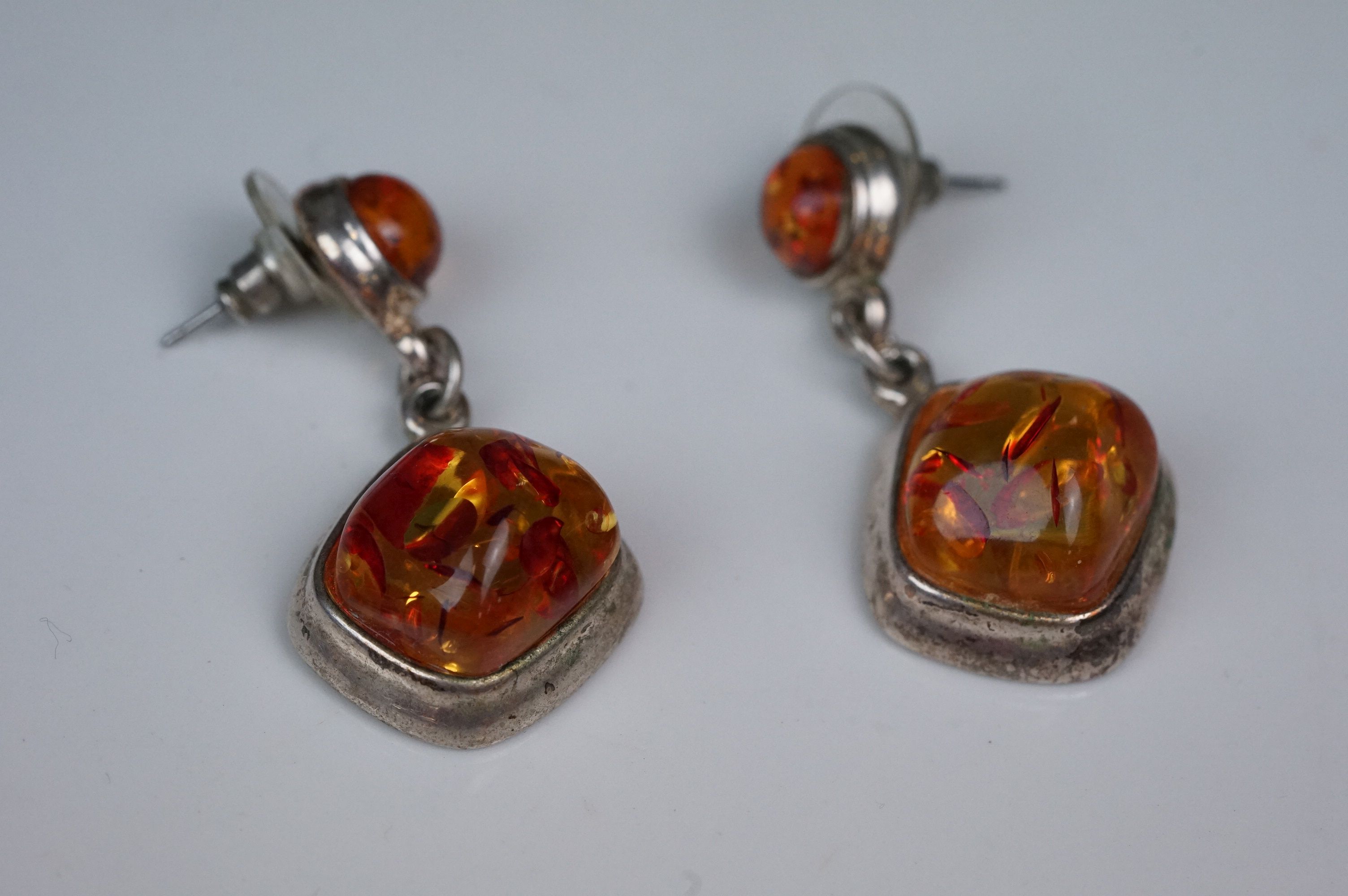 Amber jewellery to include amber graduated panel necklace, another similar, amber drop earrings etc - Image 2 of 8