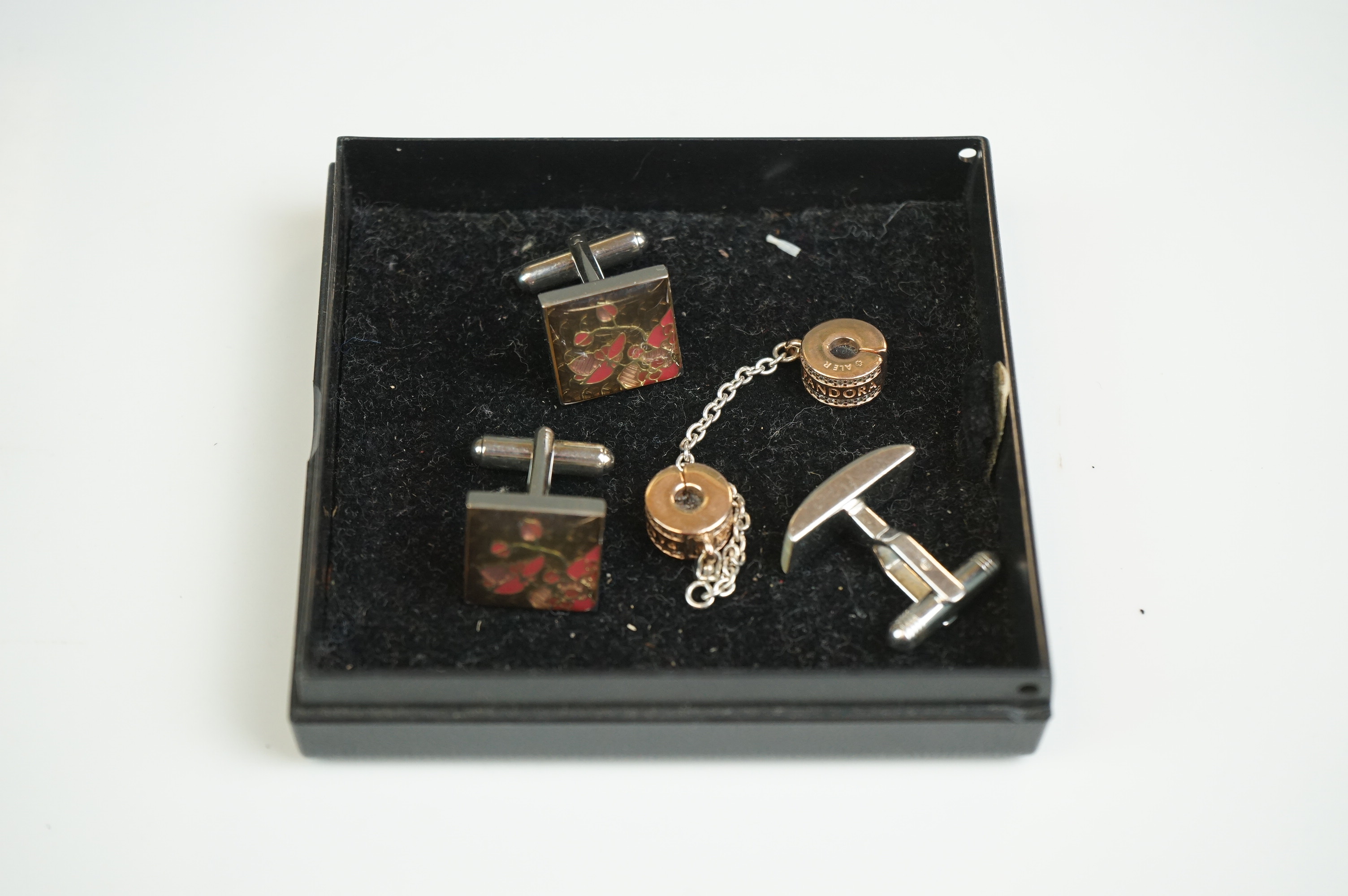 Small selection of jewellery, to include three pairs of ear studs, together with a silver napkin - Image 6 of 10