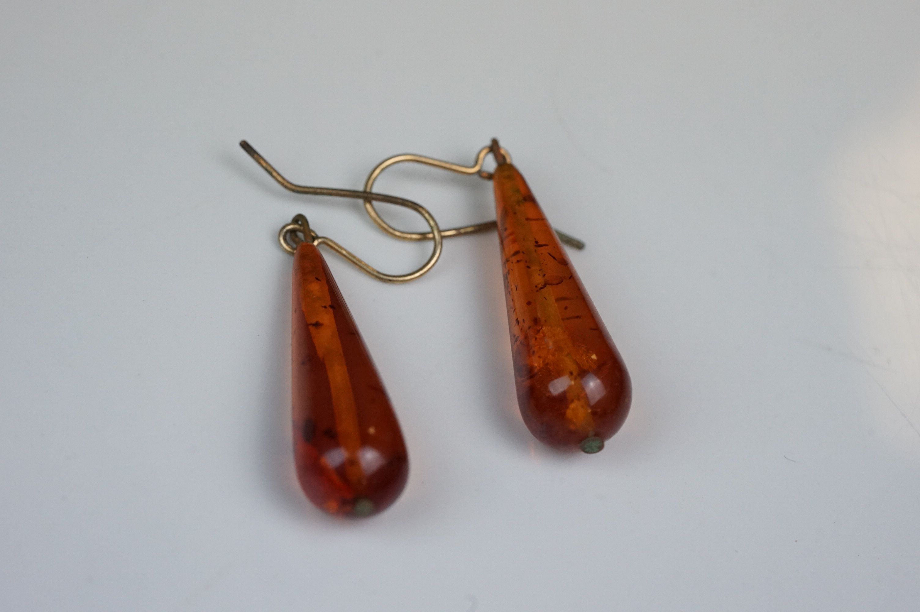 Amber jewellery to include amber graduated panel necklace, another similar, amber drop earrings etc - Image 5 of 8