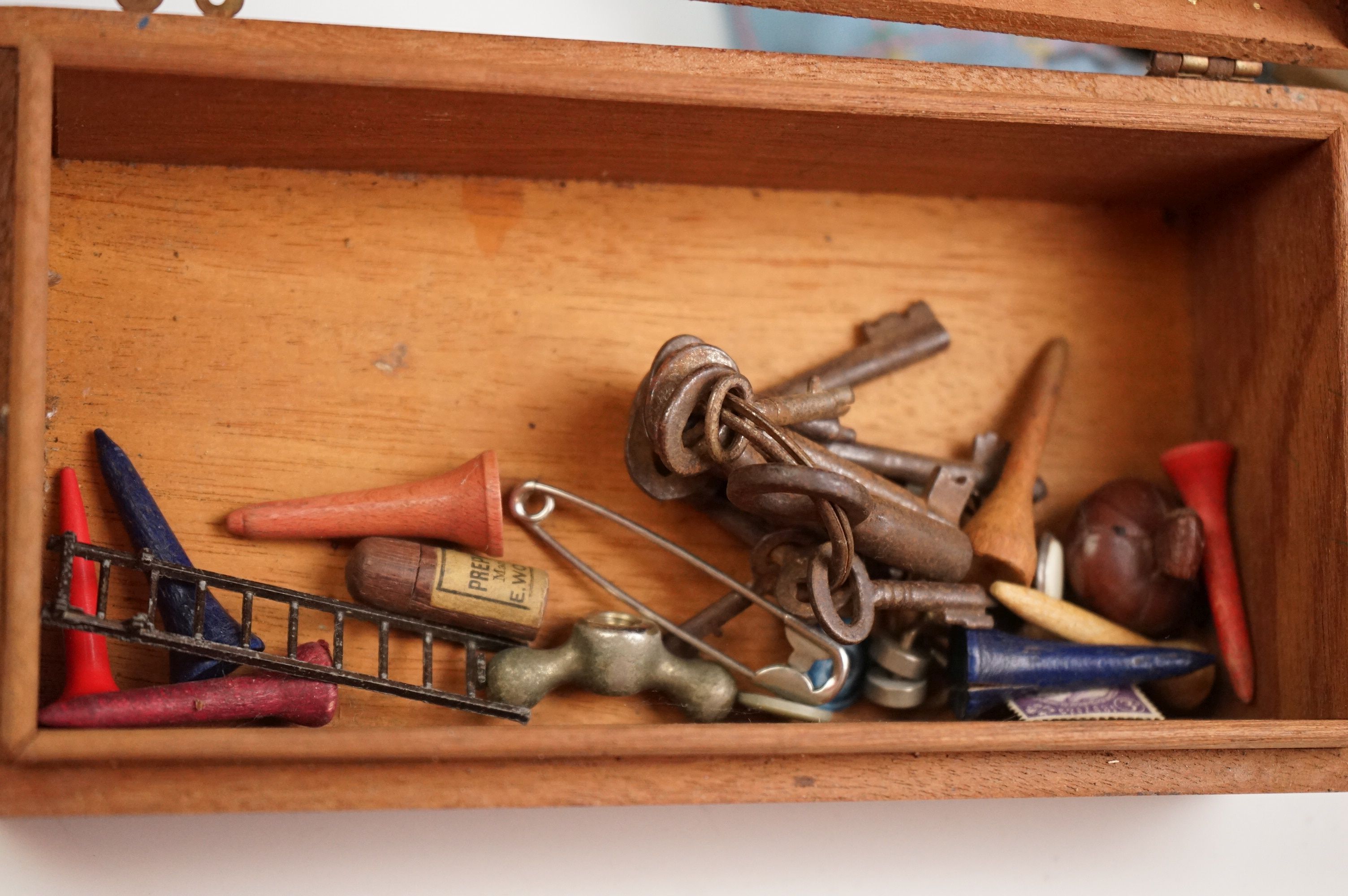 A box of mixed collectables to include antique chess pieces, coins, badges, boxes and vintage - Image 8 of 11