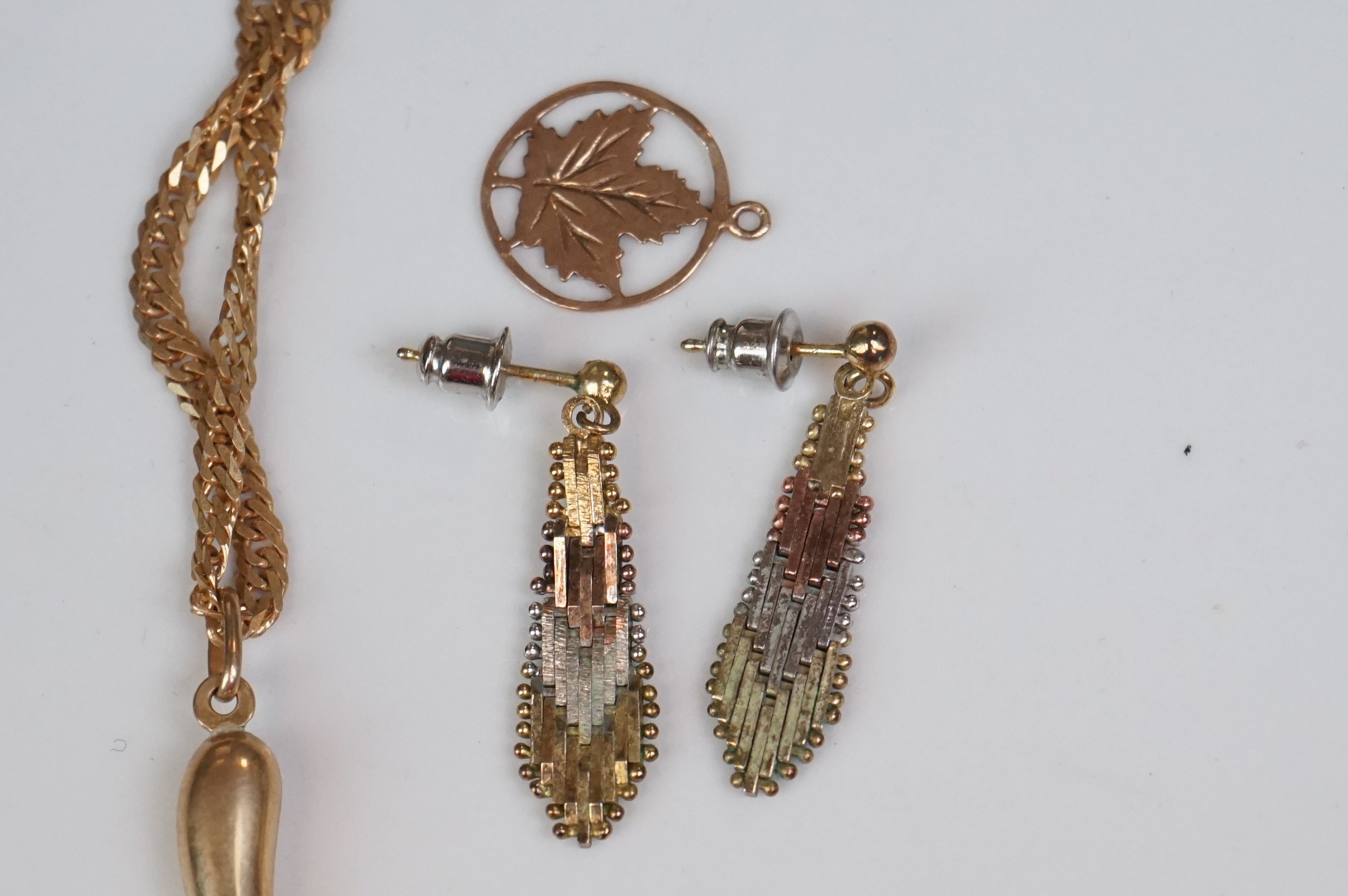 A collection of gold and yellow metal jewellery to include necklaces, pendants and earrings. - Image 3 of 8