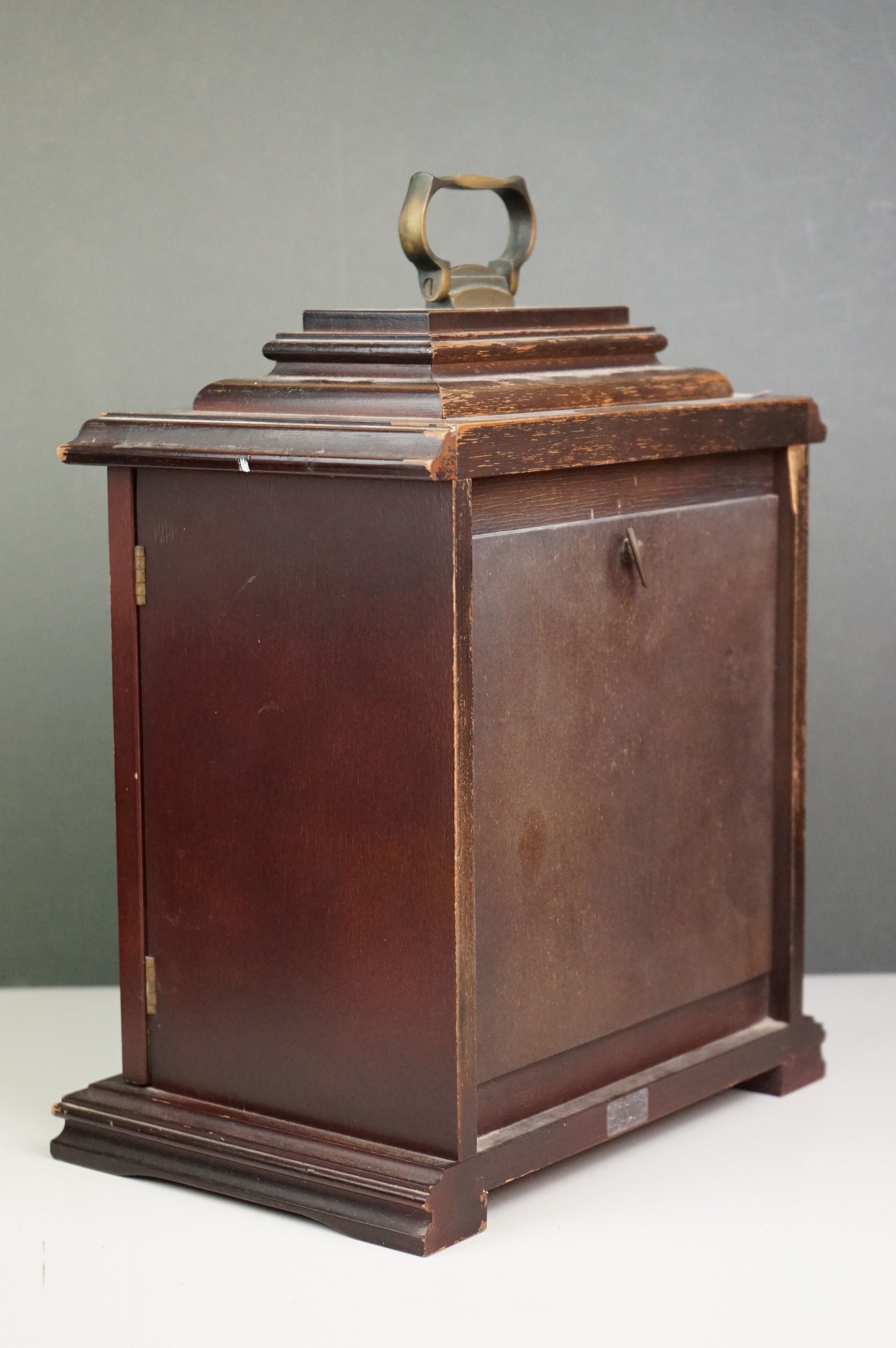 A vintage German wooden cased chiming mantle clock. - Image 4 of 8
