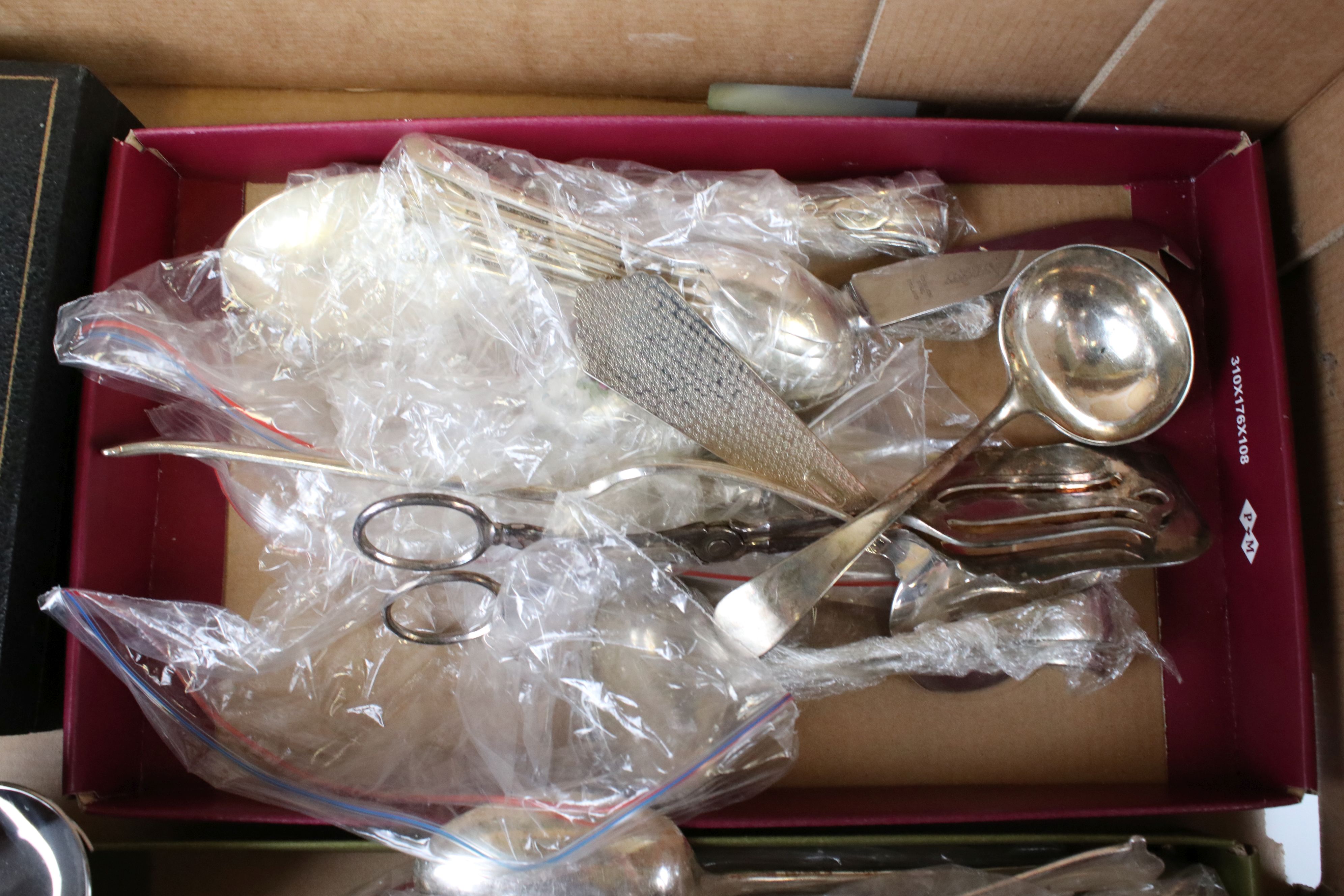 Mixed Lot of Silver Plate including Pierced Swing Handle Bowl, Pierced Oval Stand, Cream Jug, Viking - Image 7 of 8