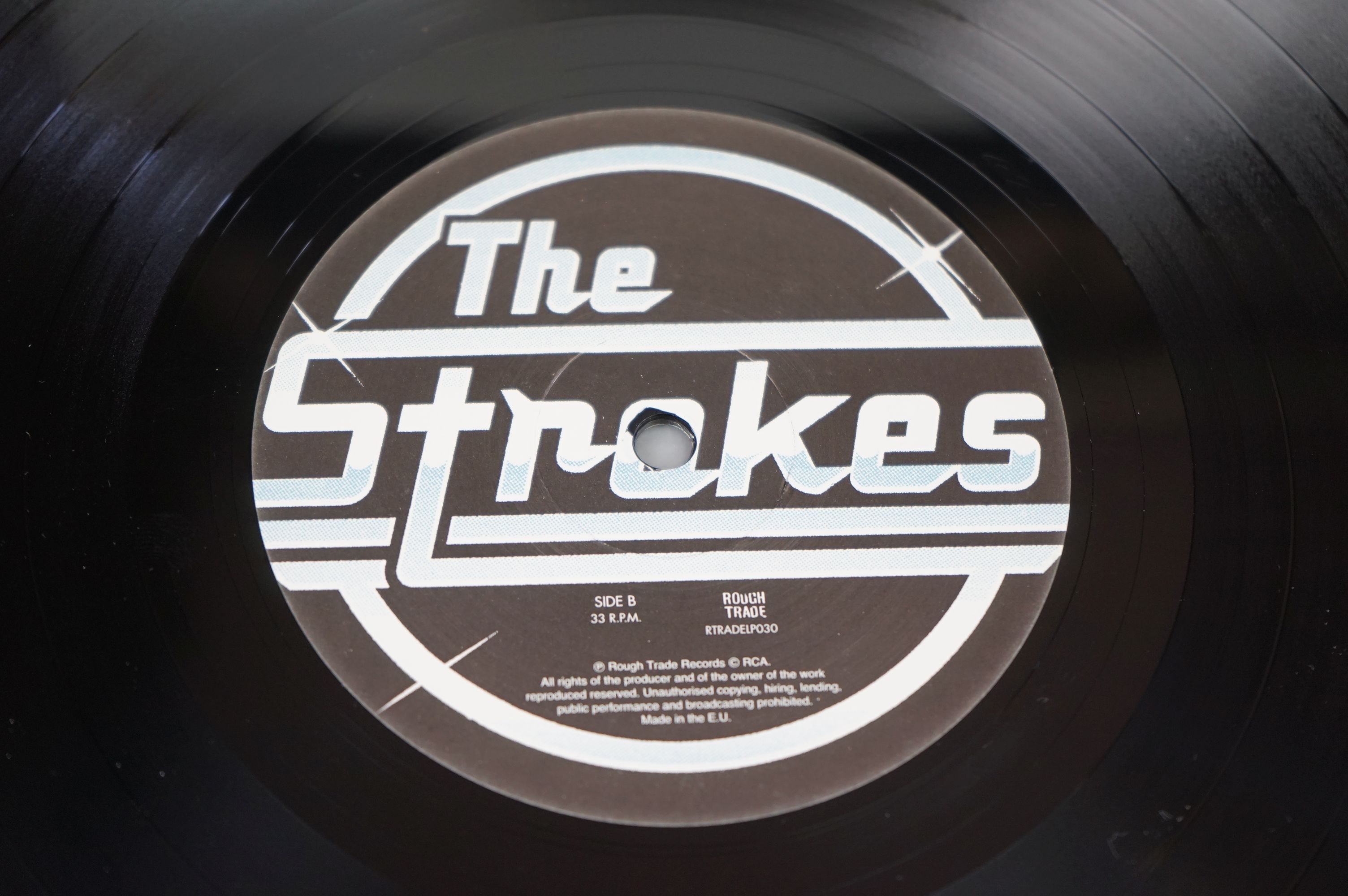 Vinyl - The Strokes Is This It LP on Rough Trade RTRADELP030 ex - Image 3 of 5