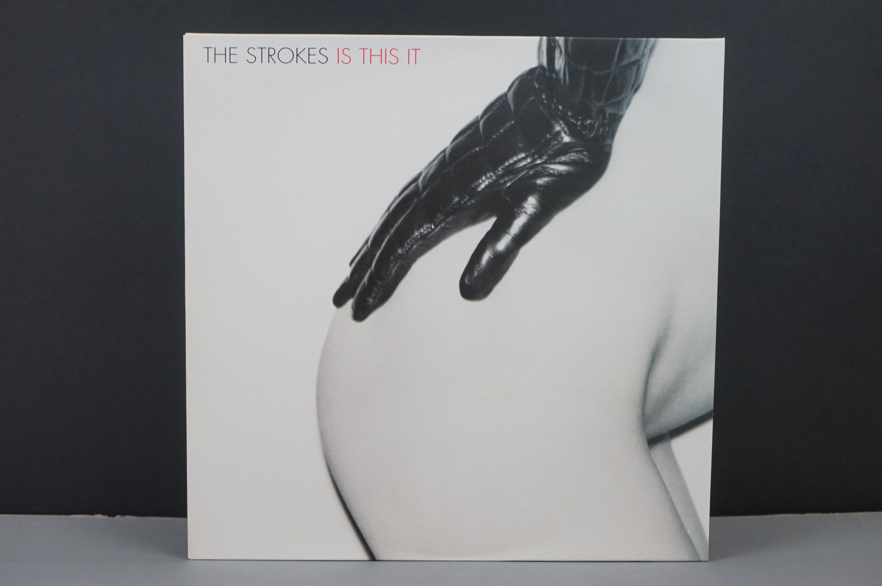 Vinyl - The Strokes Is This It LP on Rough Trade RTRADELP030 ex