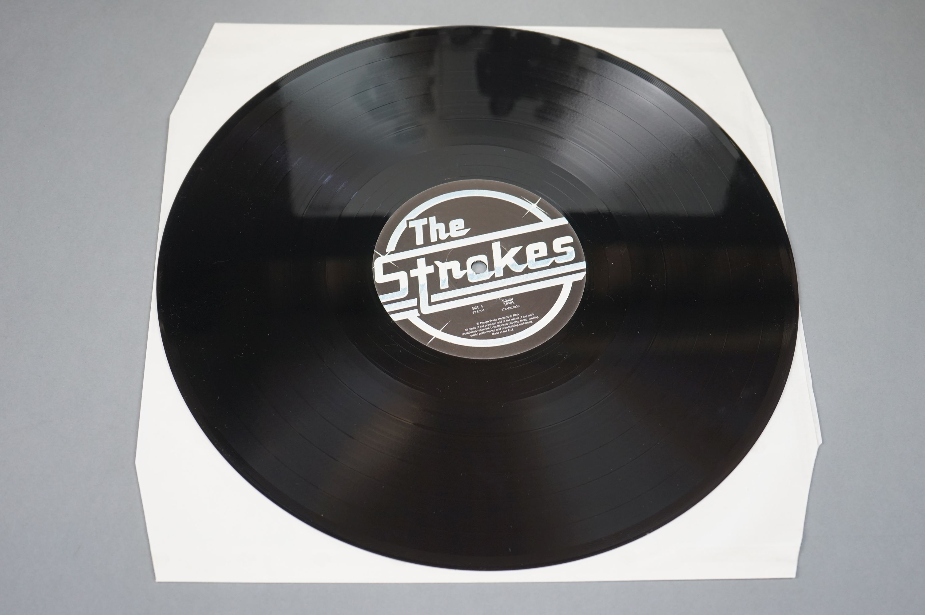 Vinyl - The Strokes Is This It LP on Rough Trade RTRADELP030 ex - Image 5 of 5