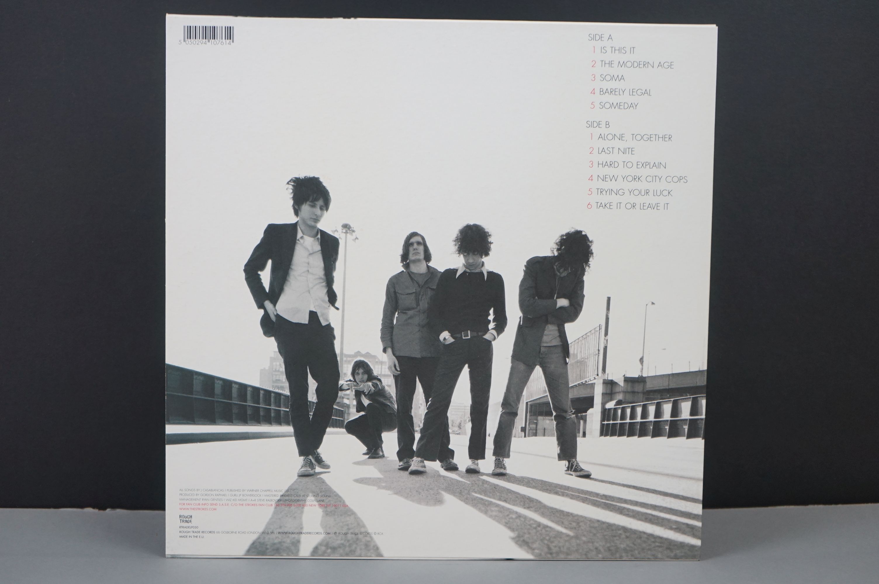 Vinyl - The Strokes Is This It LP on Rough Trade RTRADELP030 ex - Image 2 of 5