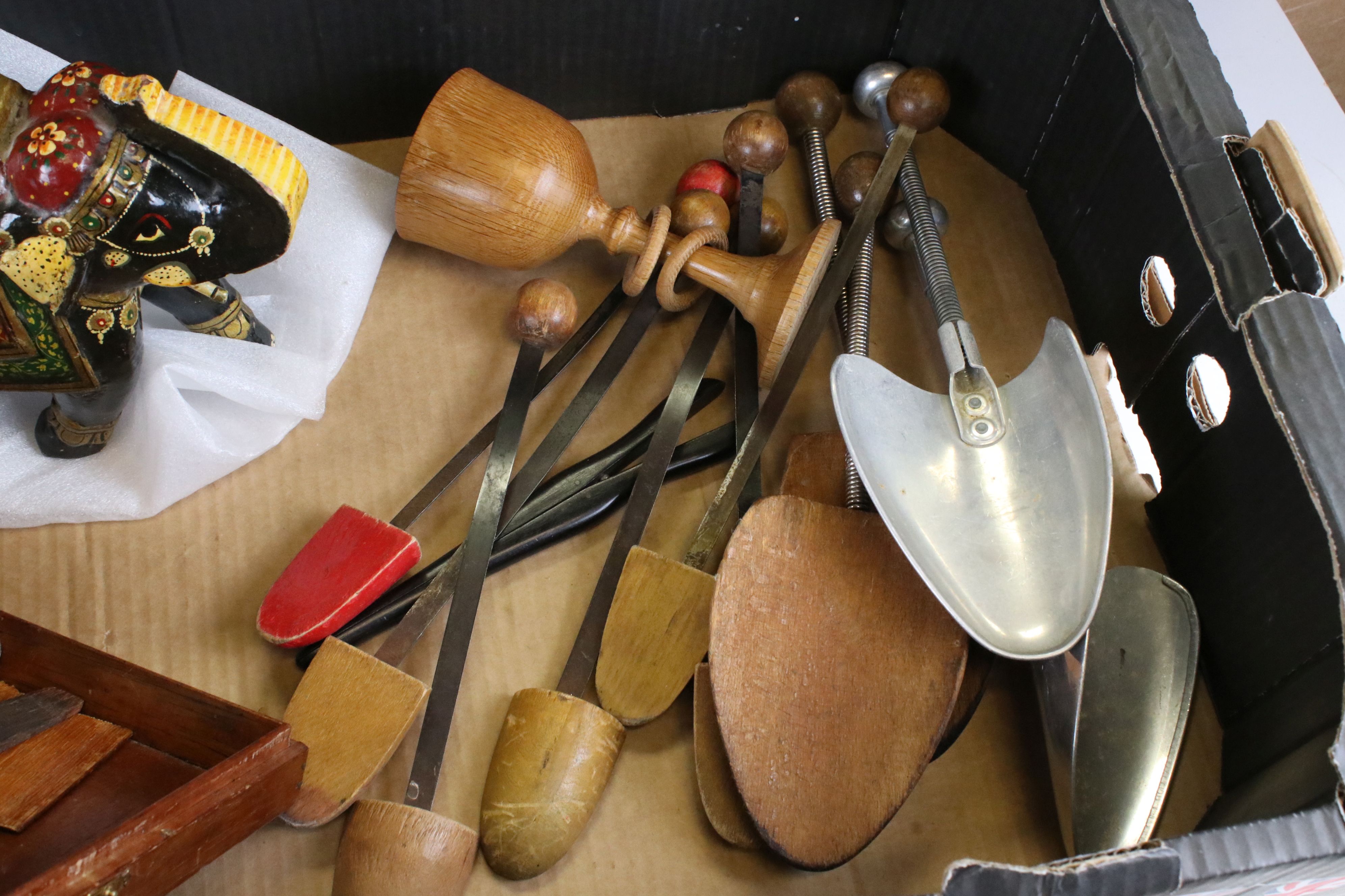 Quantity of vintage shoe trees & other wood items to include two carved cartoon style figures, - Image 8 of 10