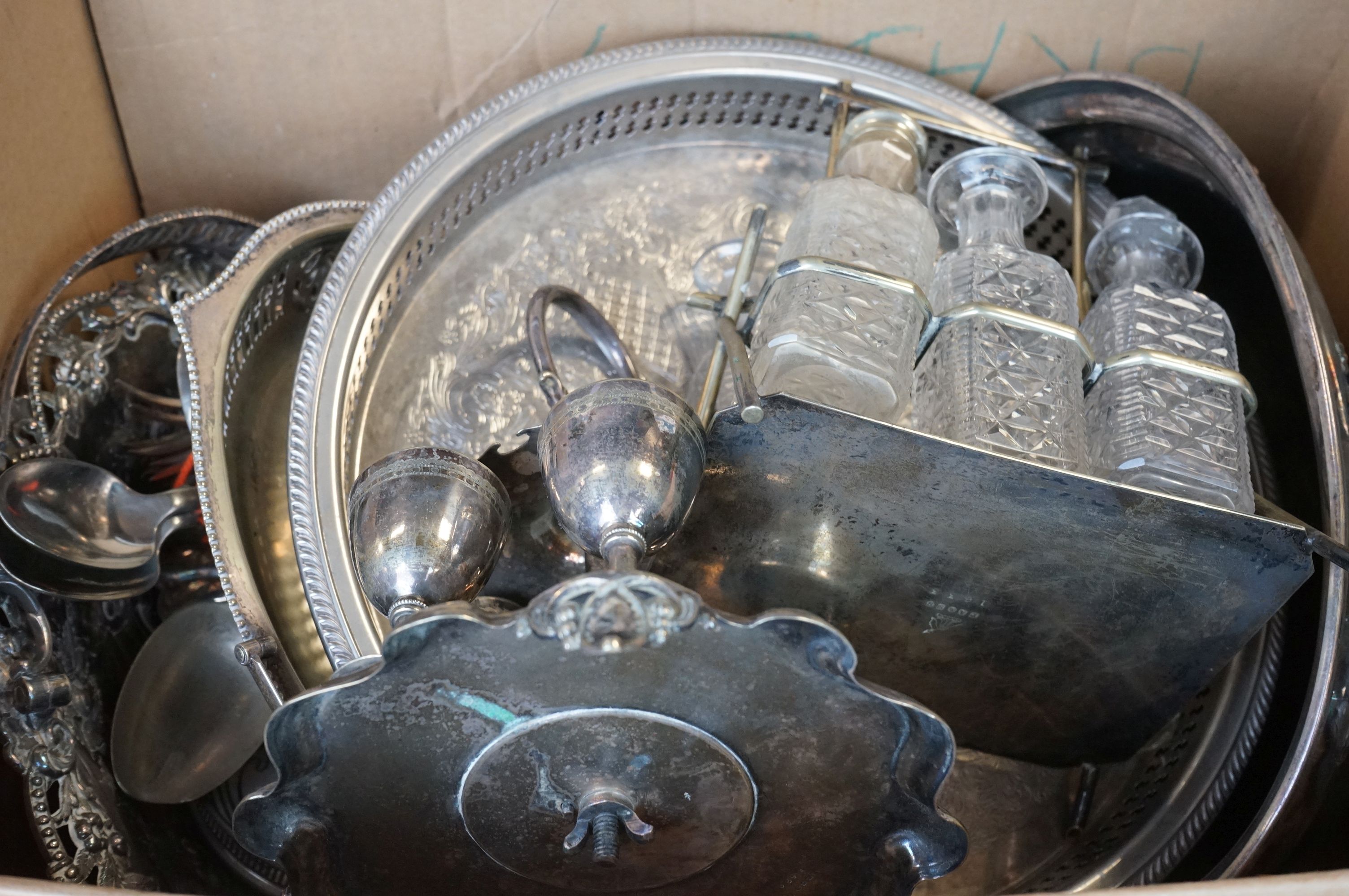 A box of mixed silver plated items to include cutlery, toast rack, trays, condiment set and - Image 4 of 7