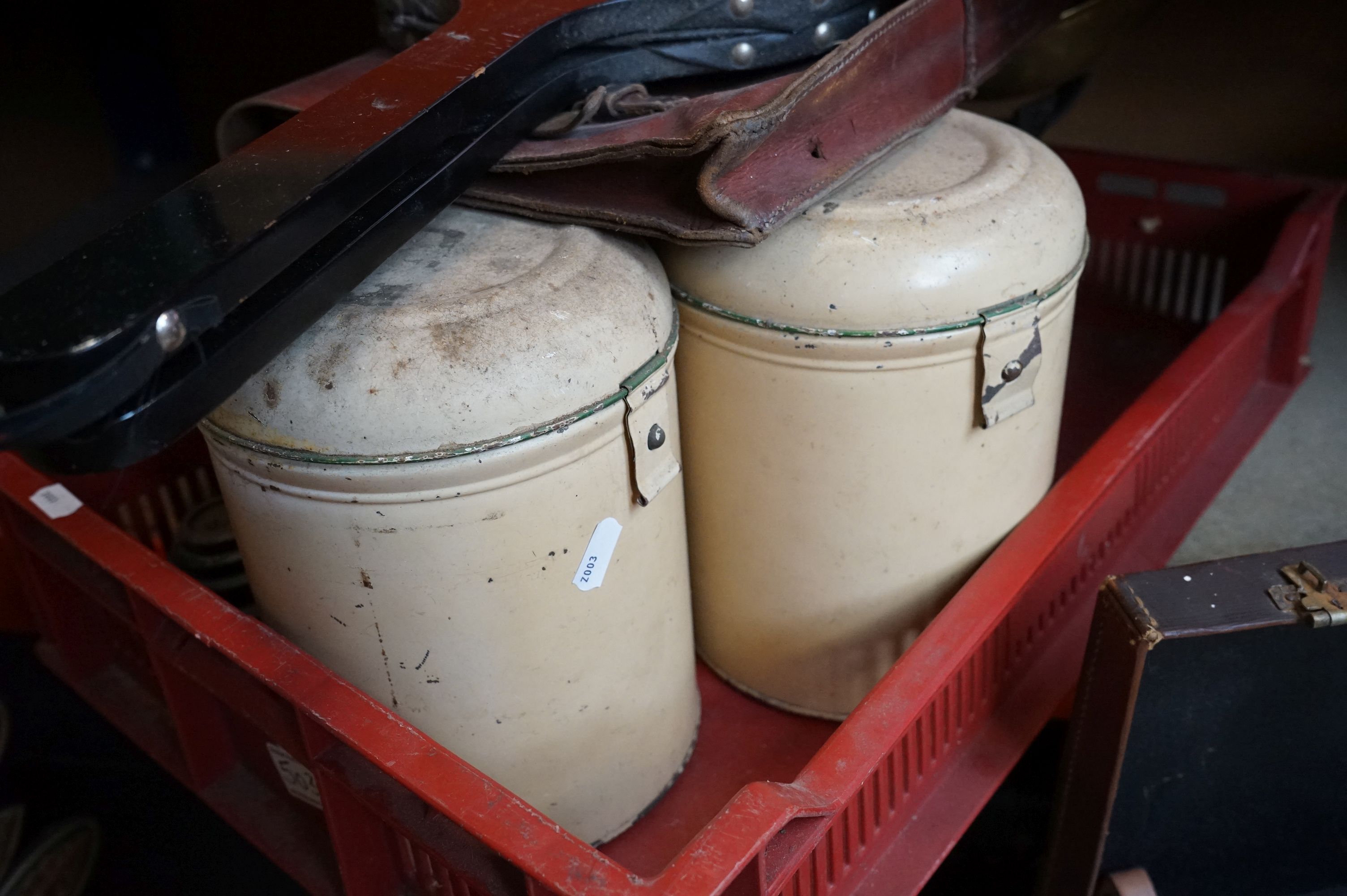 A group of mixed collectables to include vintage linen, bed pan, first aid kit, storage tins..etc. - Image 4 of 7