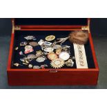 Wooden box containing mixed badges, medals & jewellery, to include speedway, Butlins, Guinness