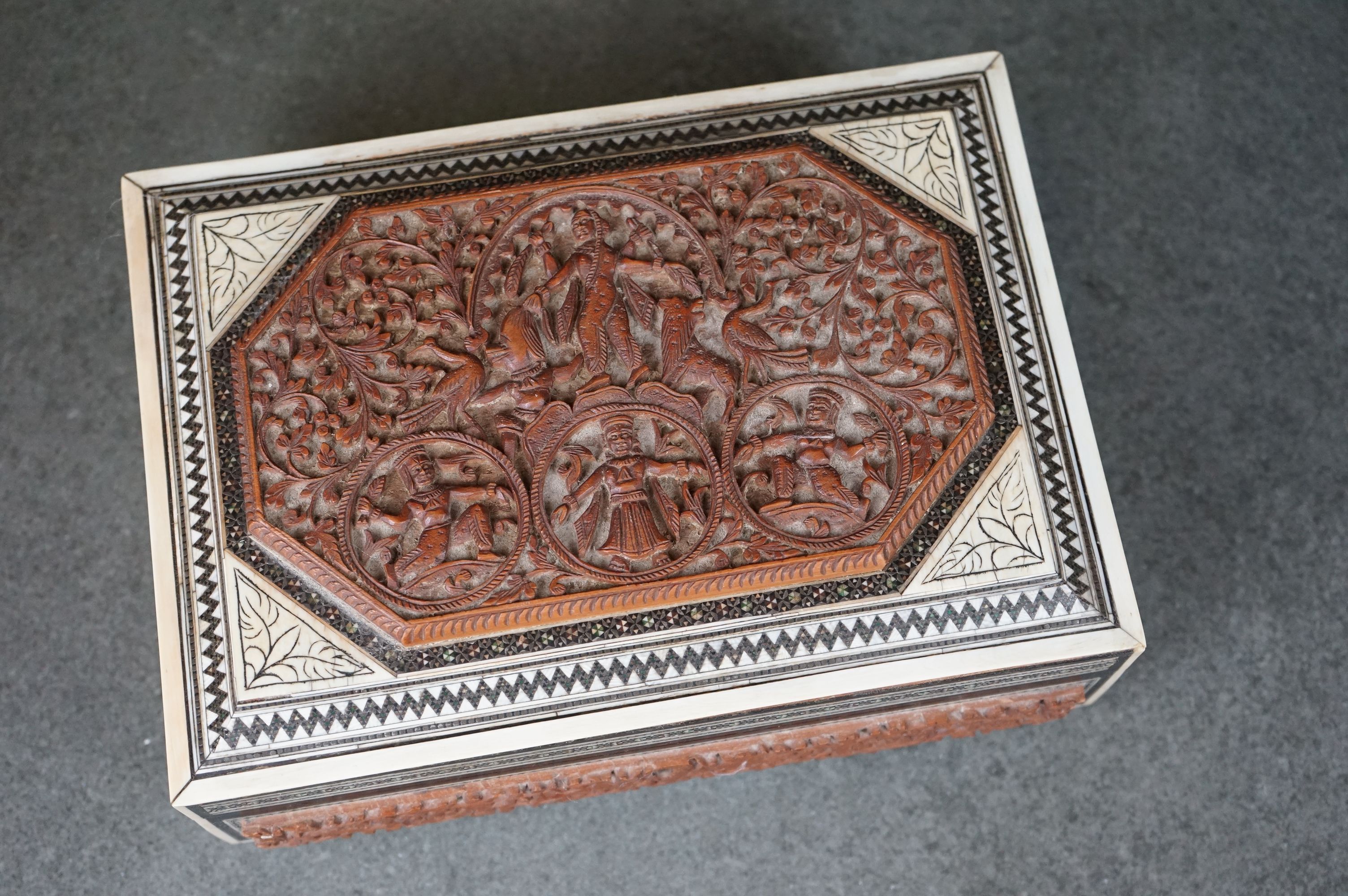Indian Sandalwood Box carved with figures, birds and foliage, banded with micro mosaic and bone, - Bild 3 aus 7