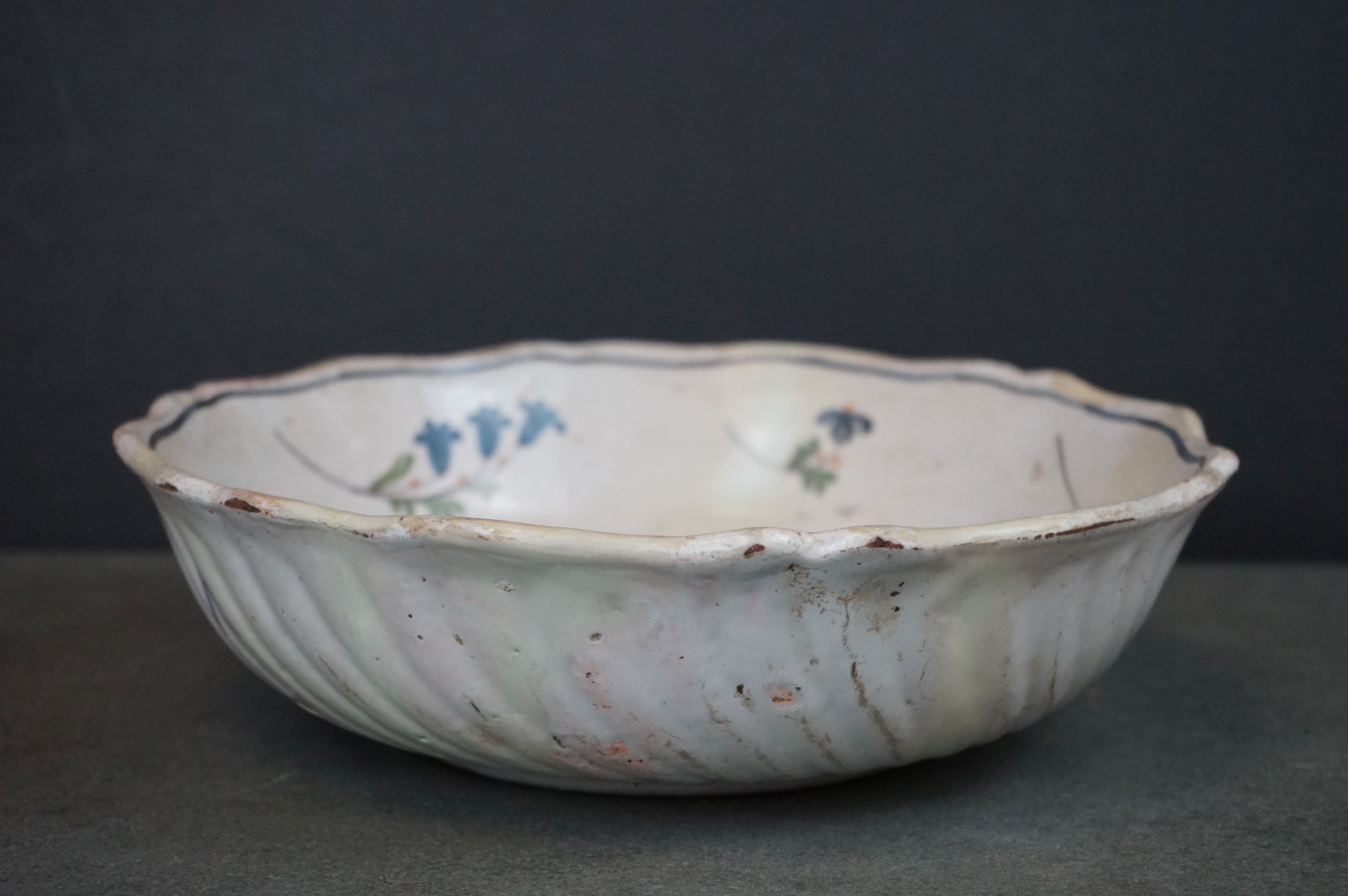 A vintage tin glaze bowl with central scene and floral surround. - Bild 3 aus 5