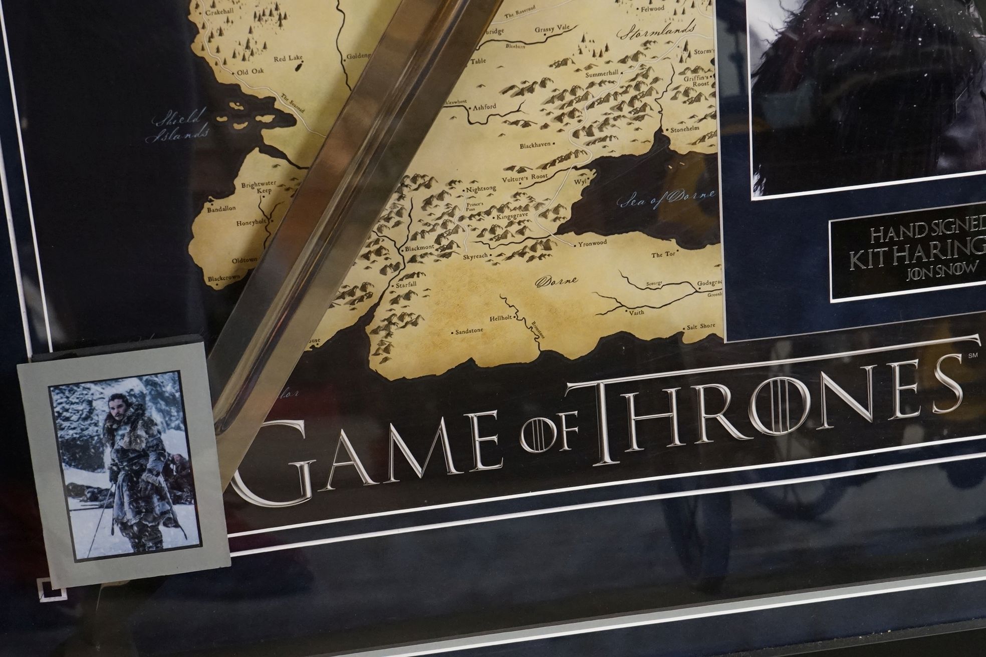 Game Of Thrones - a framed and perspex glazed Jon Snow Sword Presentation, signed by Kit - Bild 3 aus 6