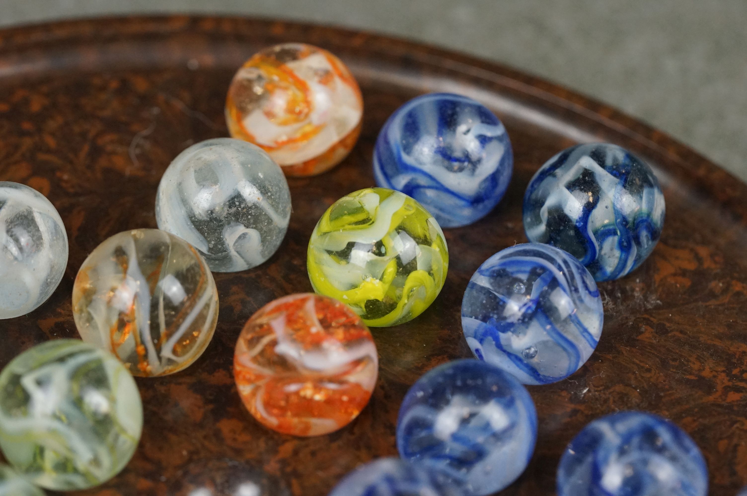 A vintage game of solitaire with bakelite board and vintage marbles. - Bild 4 aus 6