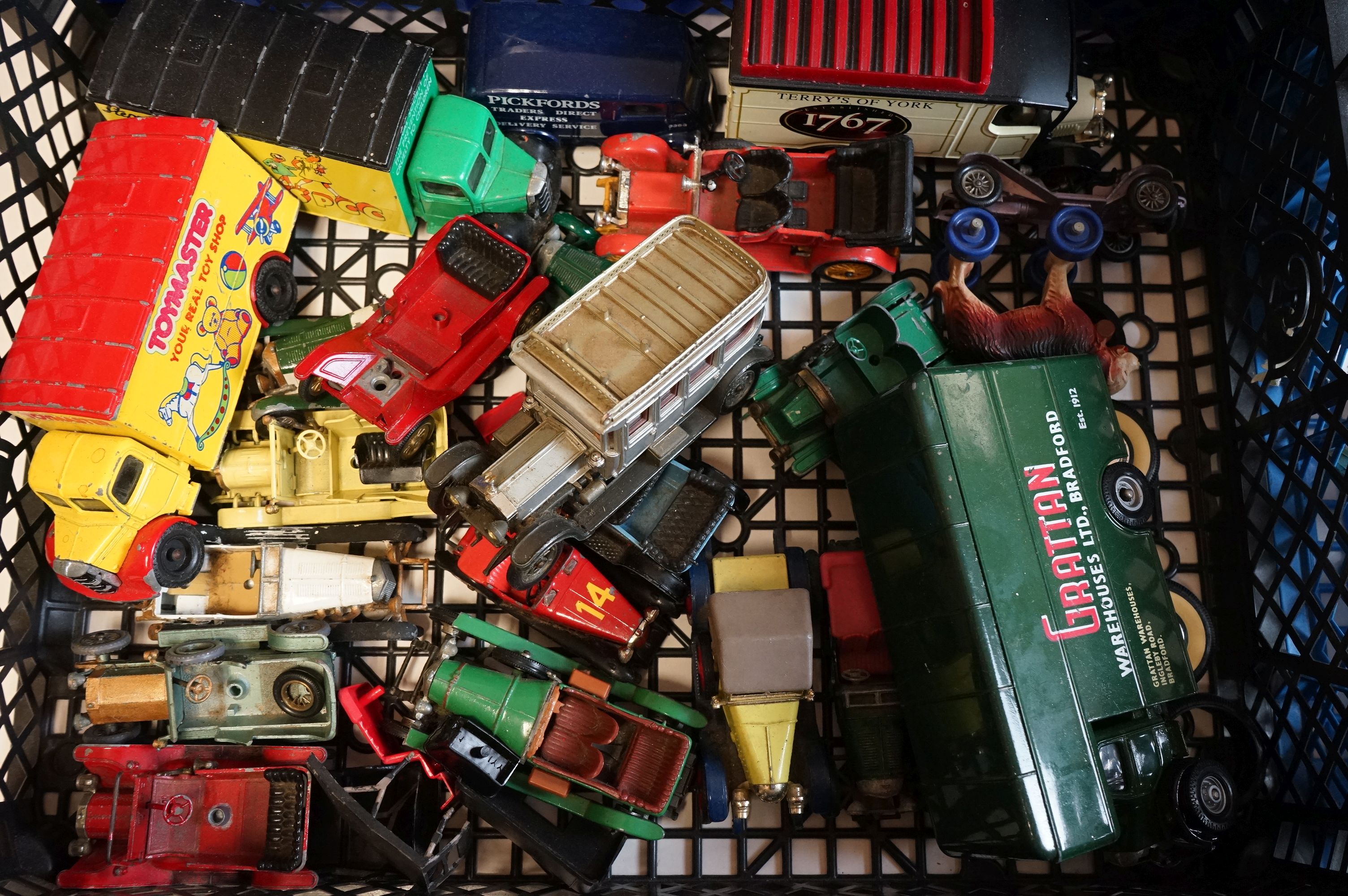 A large collection of vintage play worn die cast vehicles to include Corgi and Dinky examples. - Bild 6 aus 6