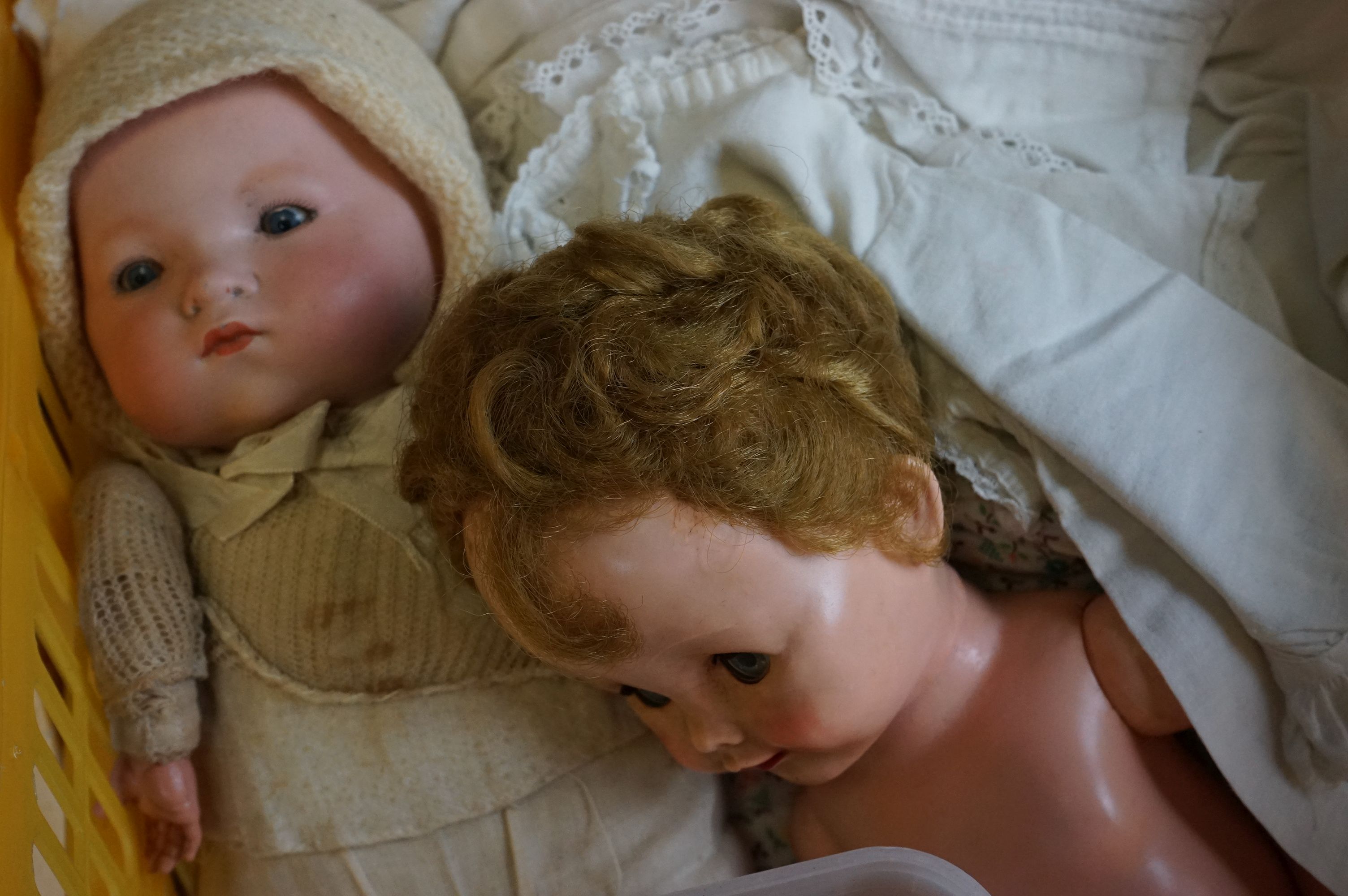 A small collection of vintage toys and linens to include dolls, lead farm animals and a Pelham - Bild 3 aus 5