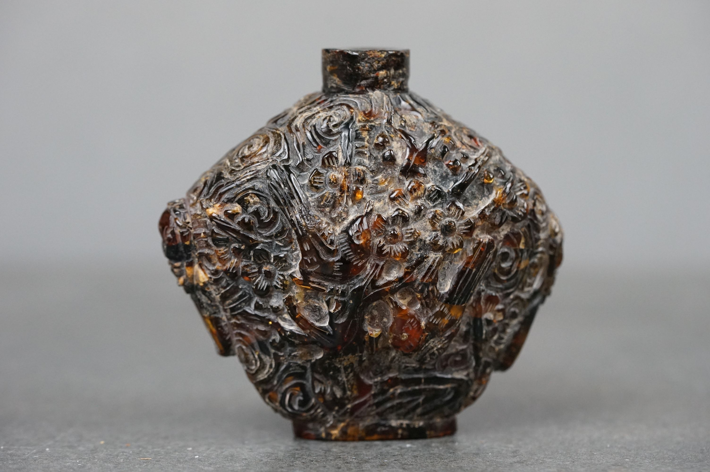 A Chinese finely carved amber snuff bottle with decorative birds to front and rear. - Bild 4 aus 9