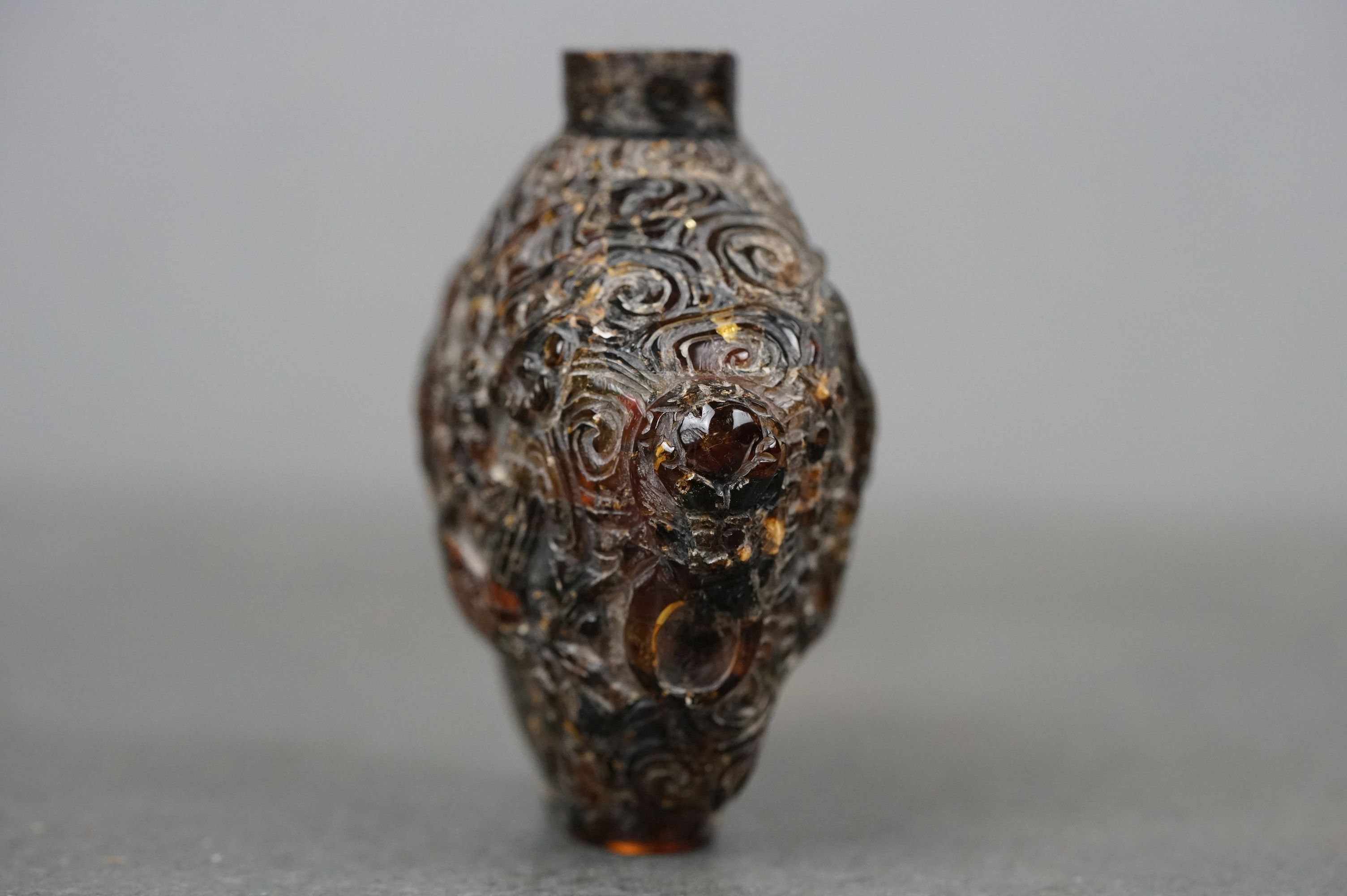 A Chinese finely carved amber snuff bottle with decorative birds to front and rear. - Bild 6 aus 9