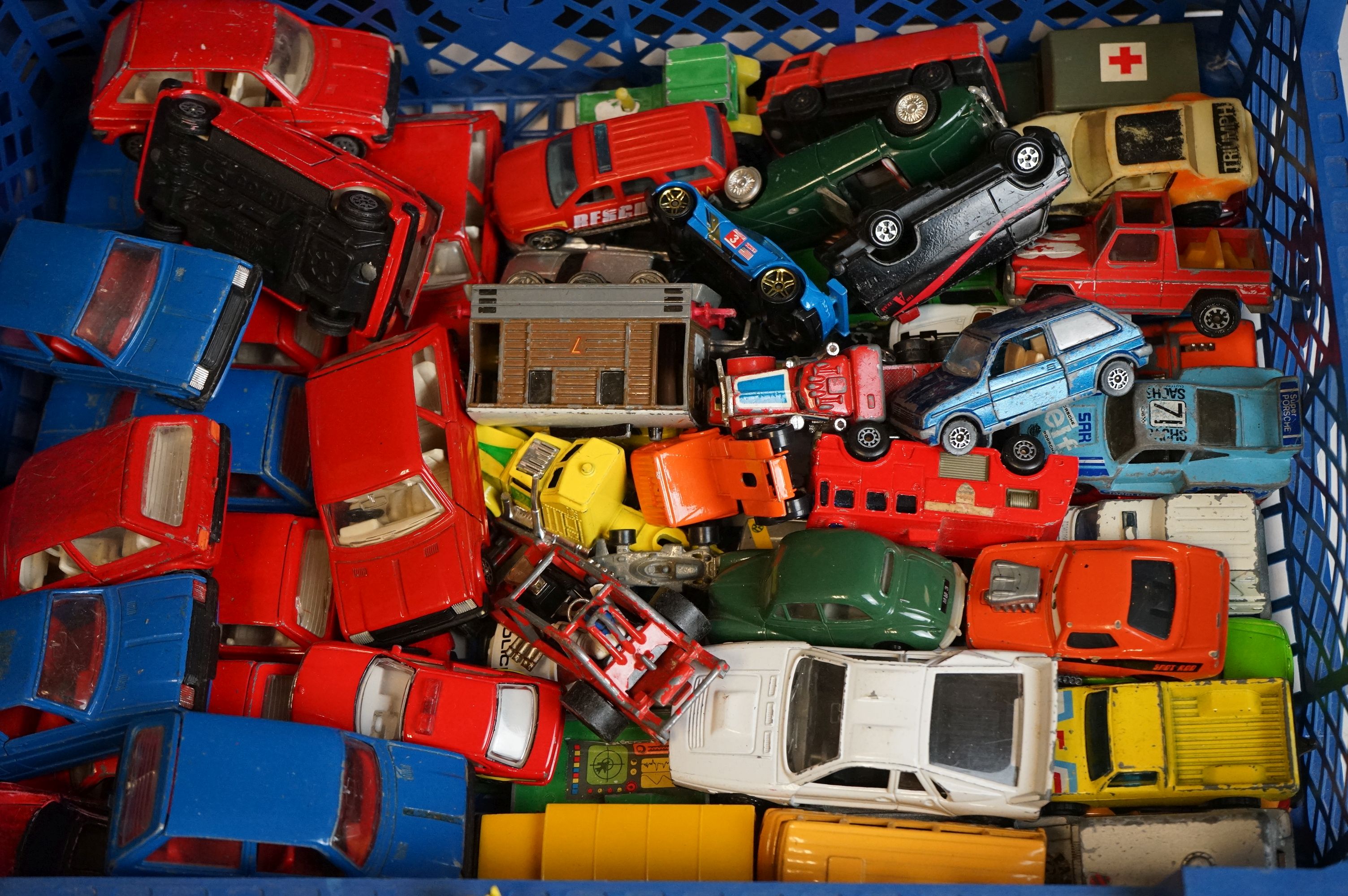 A large collection of vintage play worn die cast vehicles to include Corgi and Dinky examples. - Bild 4 aus 6