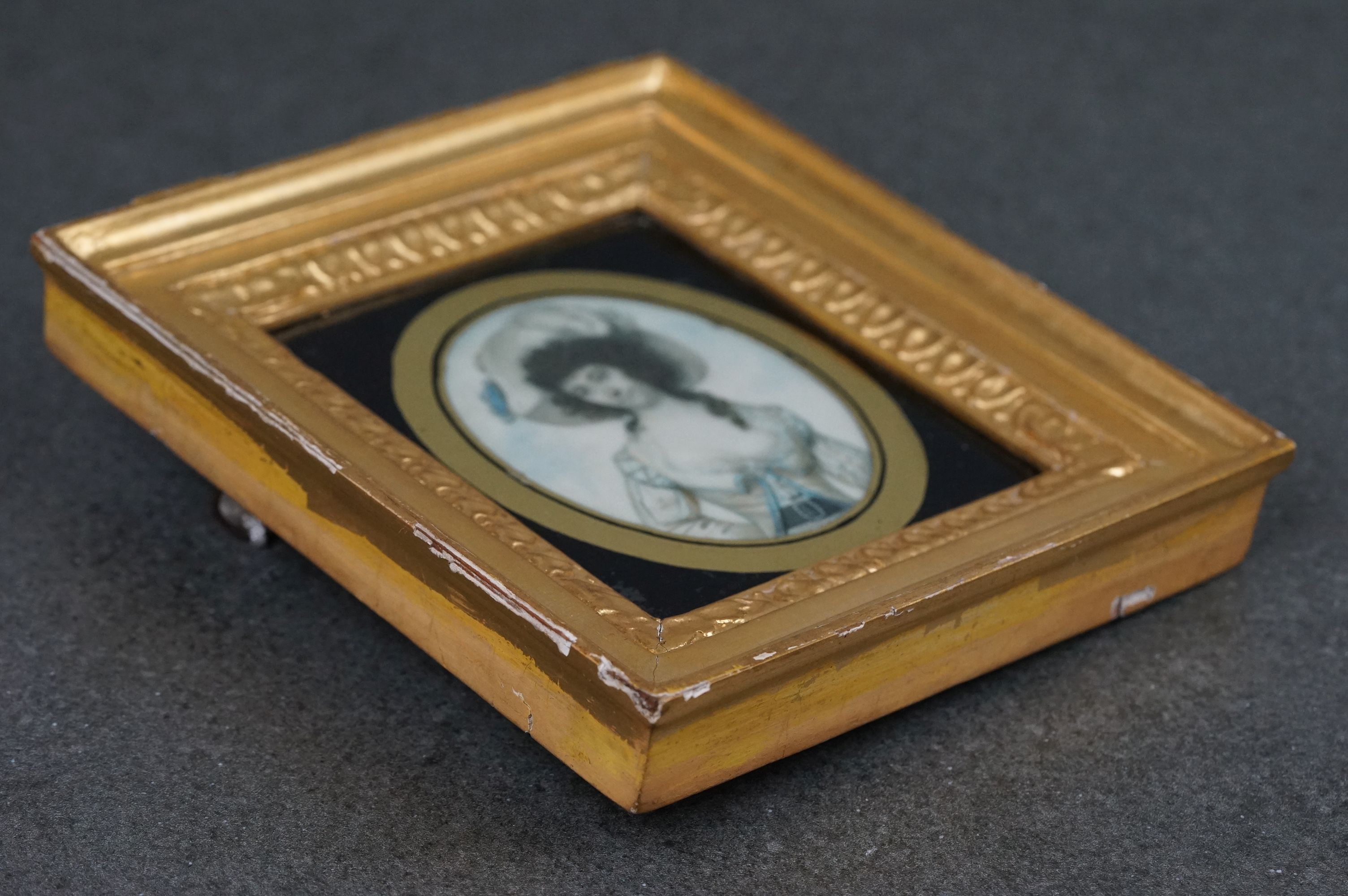 A hand painted miniature portrait of a lady within a gilt frame. - Image 3 of 5