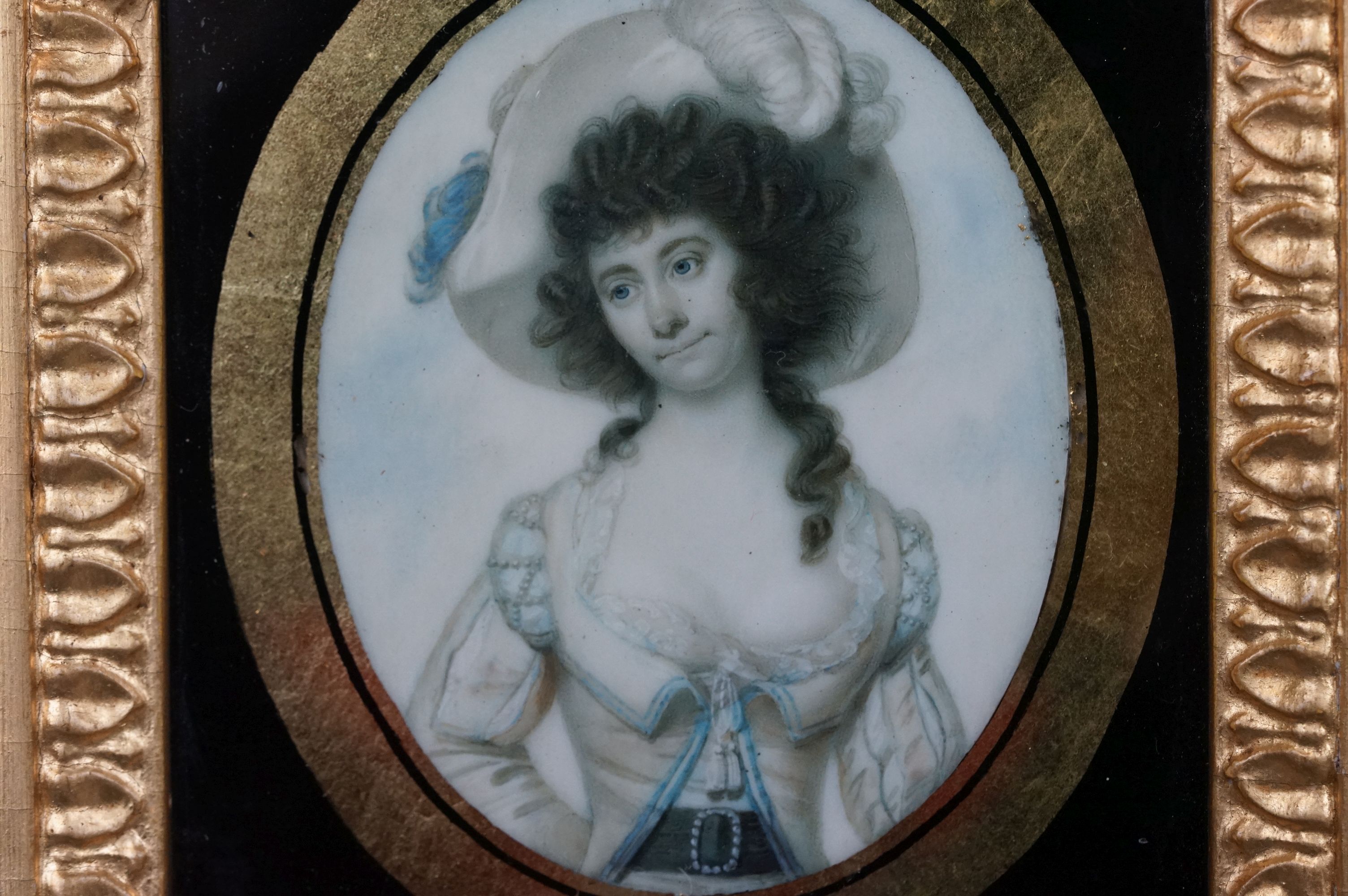 A hand painted miniature portrait of a lady within a gilt frame. - Image 2 of 5