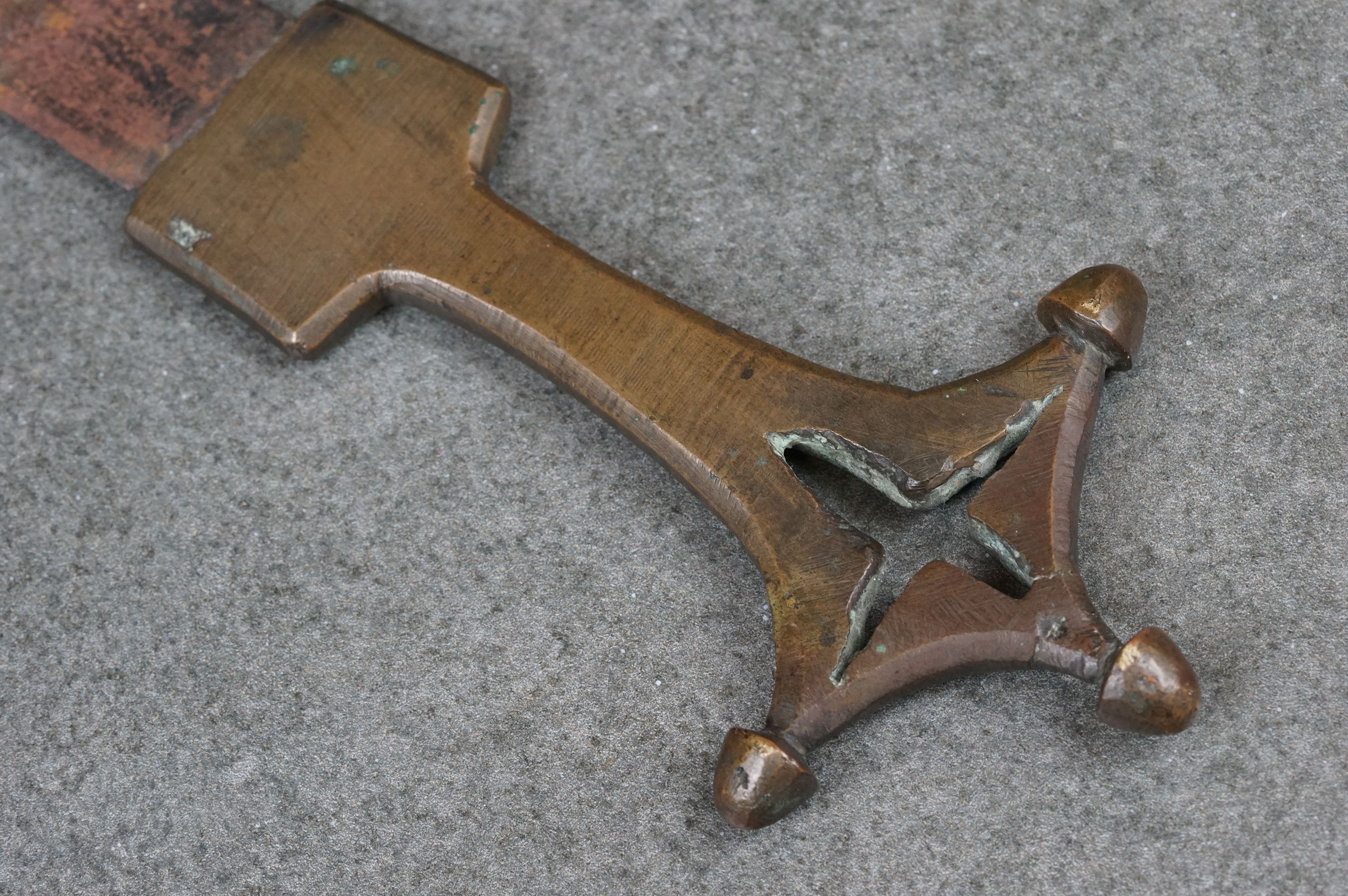 A vintage ceremonial dagger within decorative brass sheath. - Bild 3 aus 10