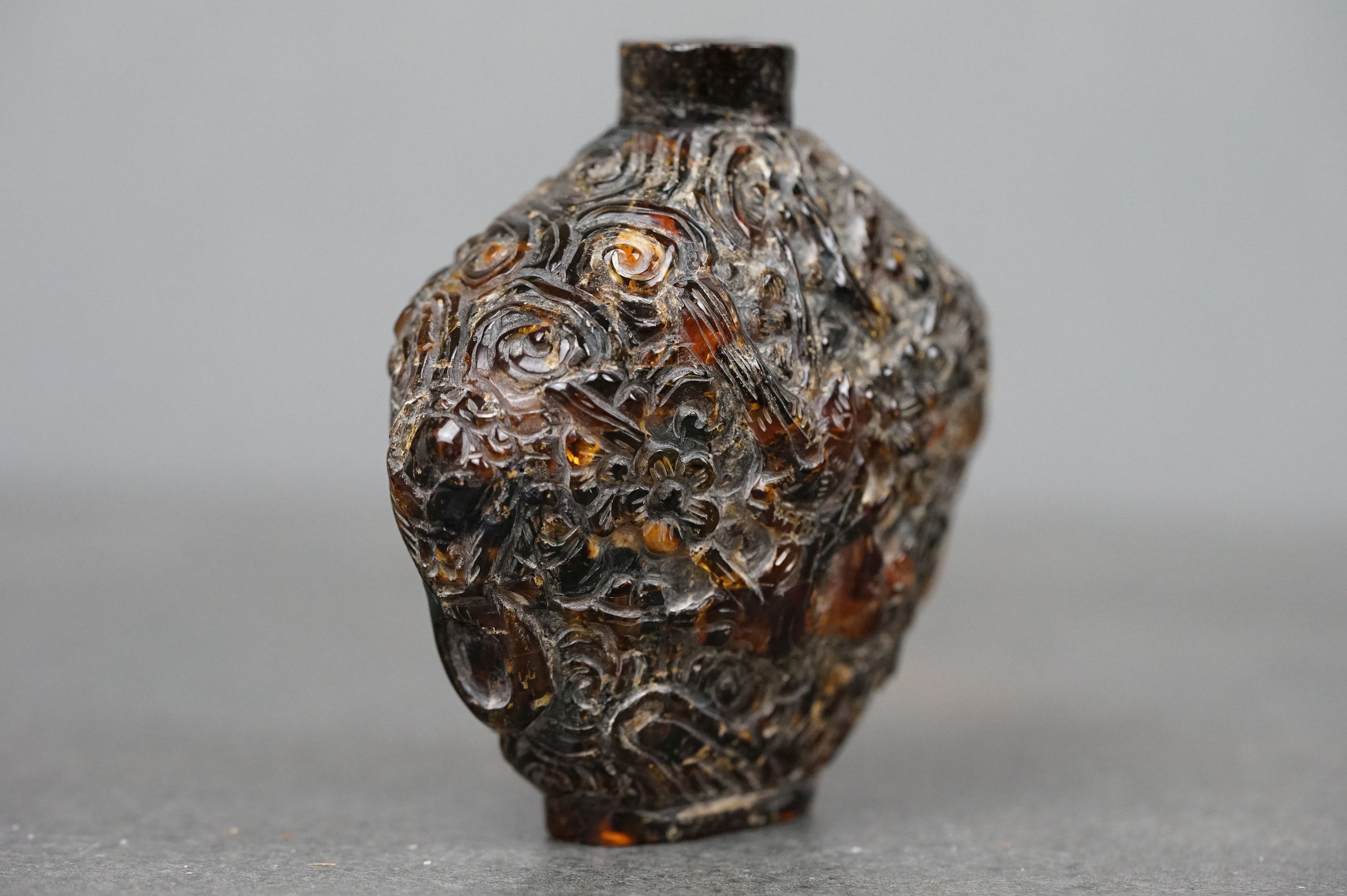 A Chinese finely carved amber snuff bottle with decorative birds to front and rear. - Bild 2 aus 9