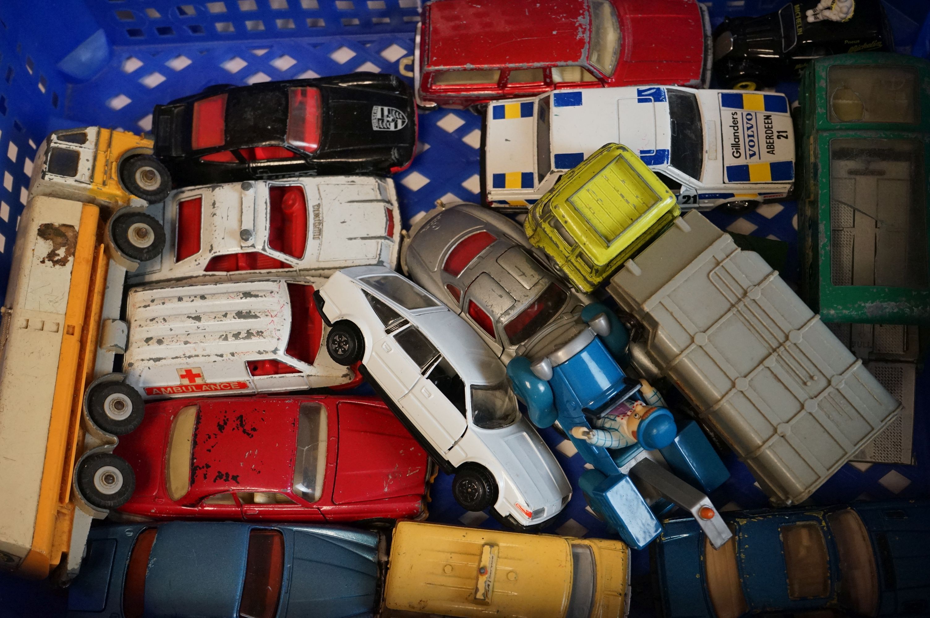 A large collection of vintage play worn die cast vehicles to include Corgi and Dinky examples. - Bild 5 aus 6