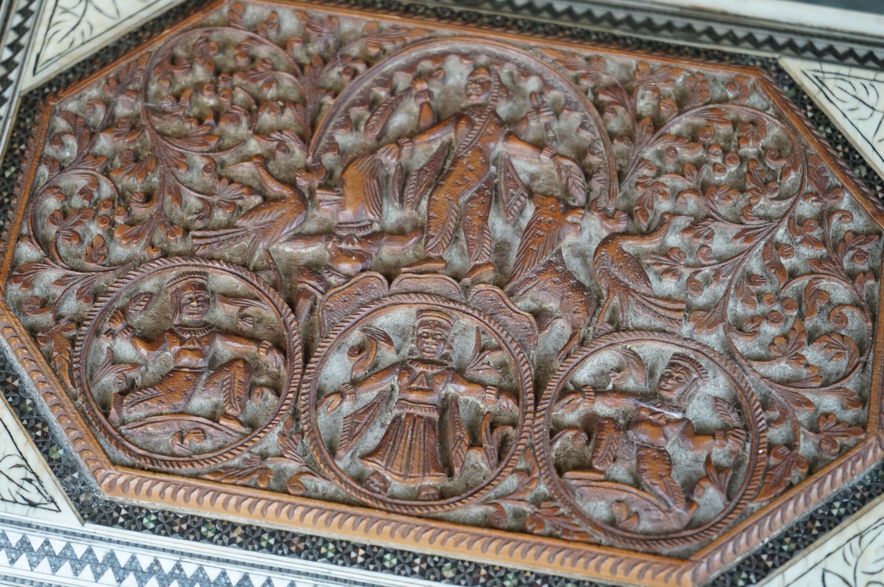 Indian Sandalwood Box carved with figures, birds and foliage, banded with micro mosaic and bone, - Bild 7 aus 7
