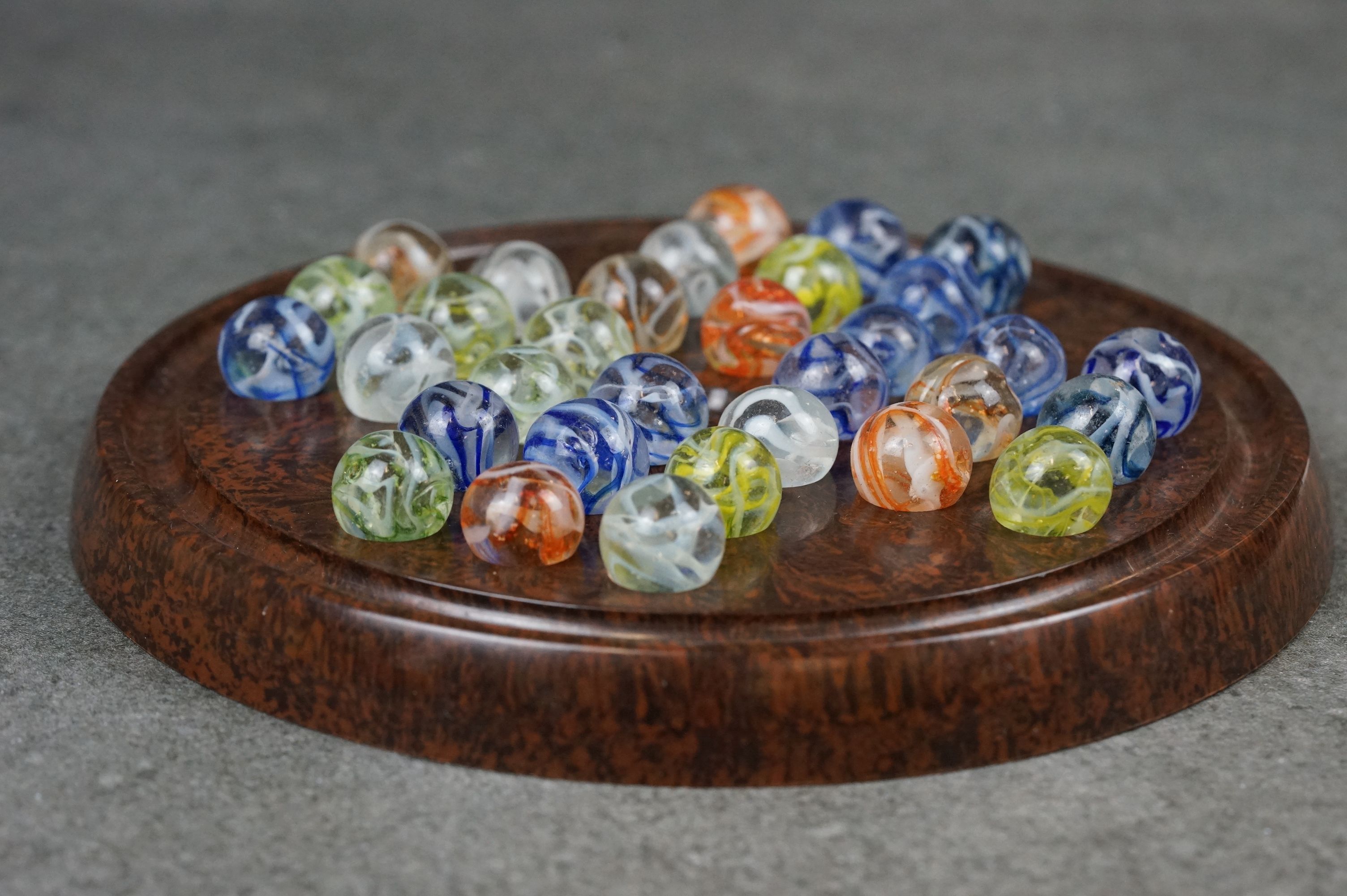 A vintage game of solitaire with bakelite board and vintage marbles. - Bild 6 aus 6