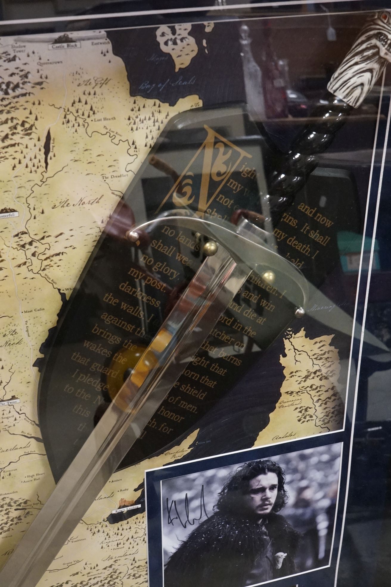 Game Of Thrones - a framed and perspex glazed Jon Snow Sword Presentation, signed by Kit - Bild 5 aus 6