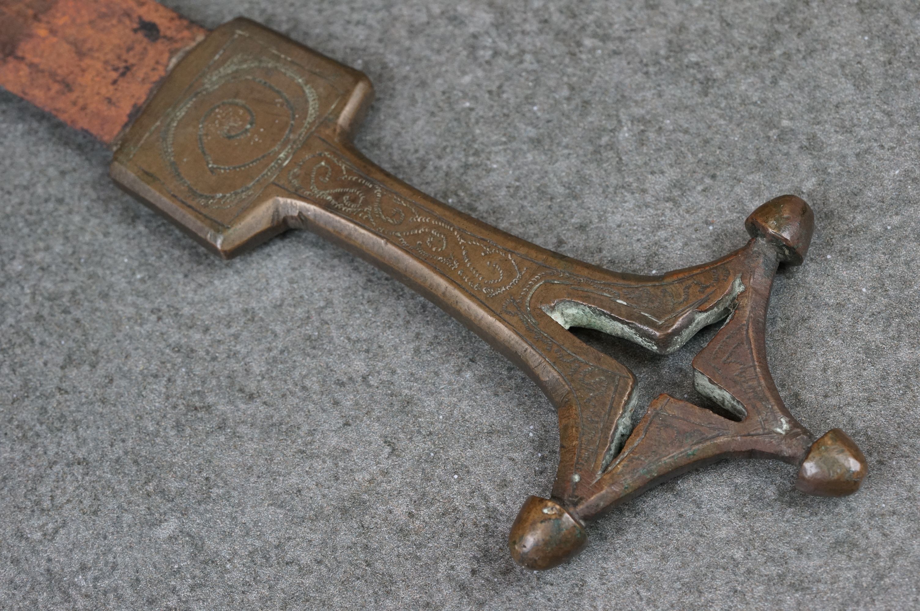 A vintage ceremonial dagger within decorative brass sheath. - Bild 2 aus 10