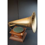 An early 20th century Gramophone by the The Gramophone & Typewriter Company Limited, with oak