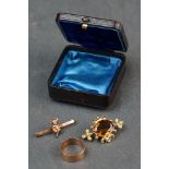 A hallmarked 9ct gold wedding band together with a 9ct rose gold bar brooch depicting a goblin and