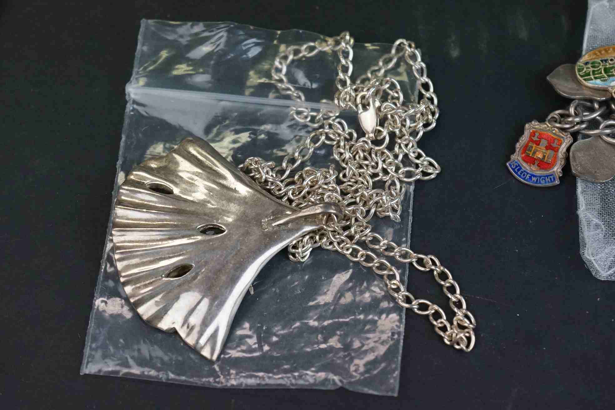 A small collection of mainly sterling silver costume jewellery to include necklaces and bracelets. - Bild 3 aus 9