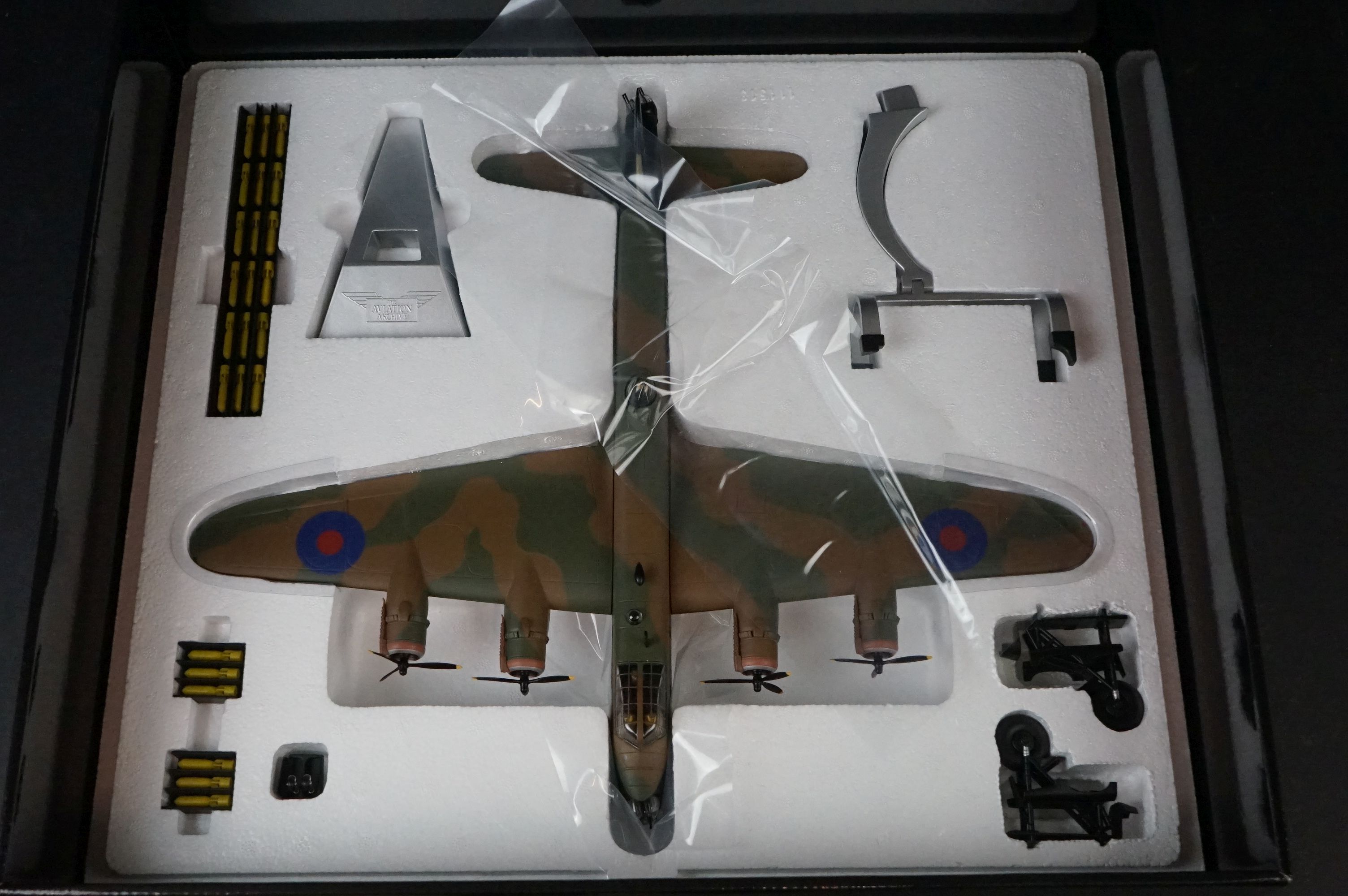 Boxed Corgi Aviation Archive ltd edn 1/72 diecast model AA39501 Short Sterling Mk1, N6086, LS-F " - Image 3 of 8