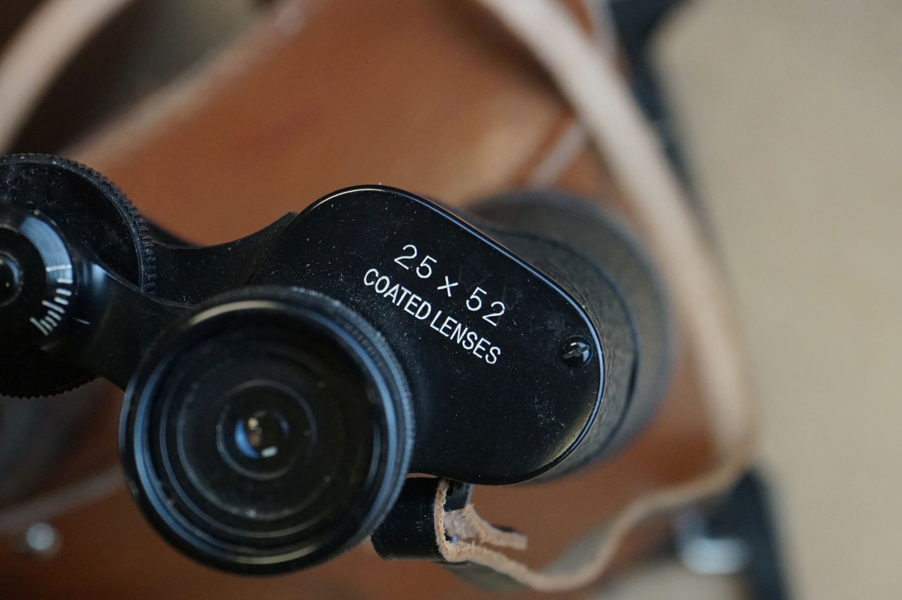 A collection of six pairs of binoculars in original leather cases. - Image 11 of 11