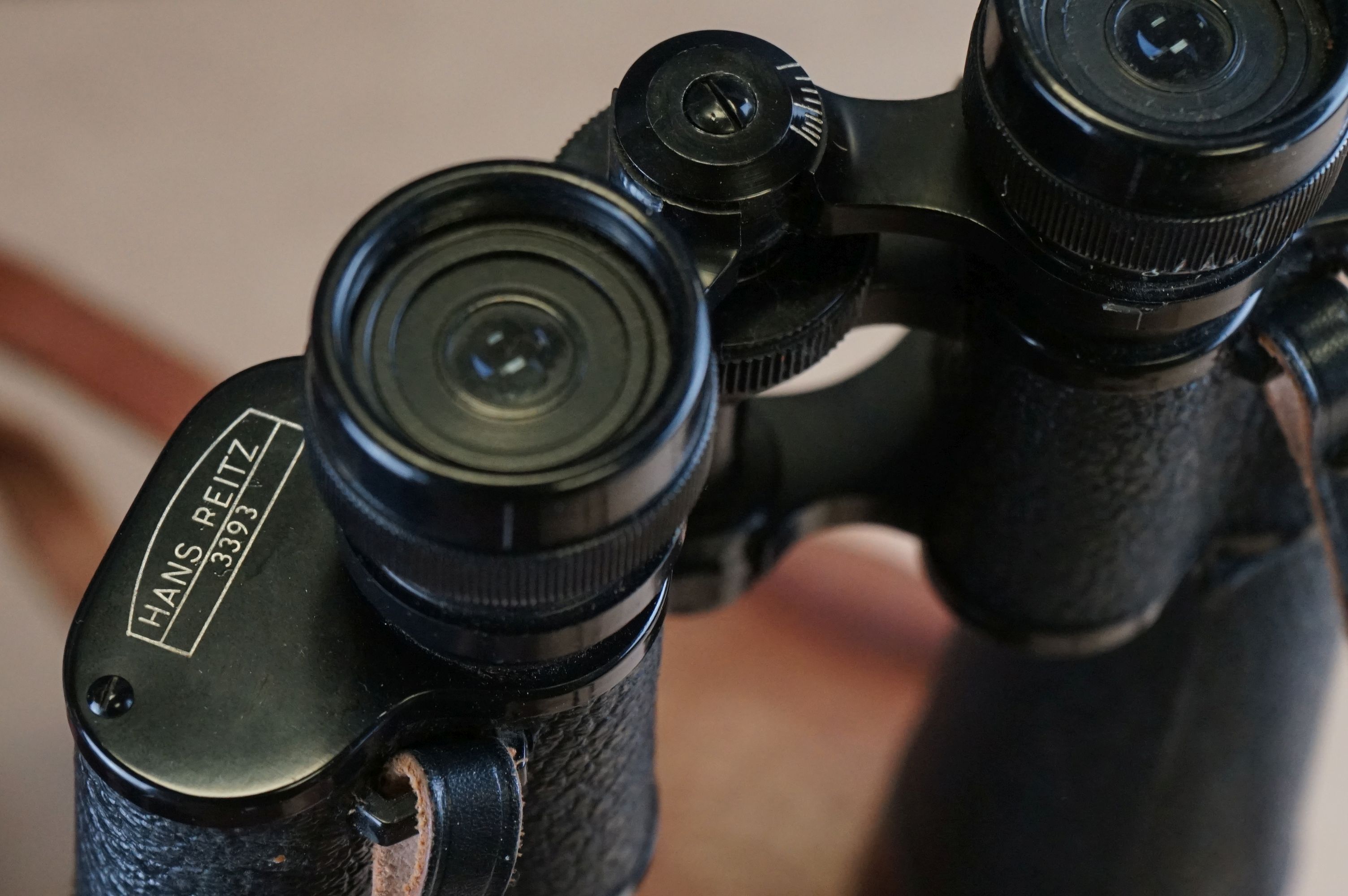 A collection of six pairs of binoculars in original leather cases. - Image 10 of 11