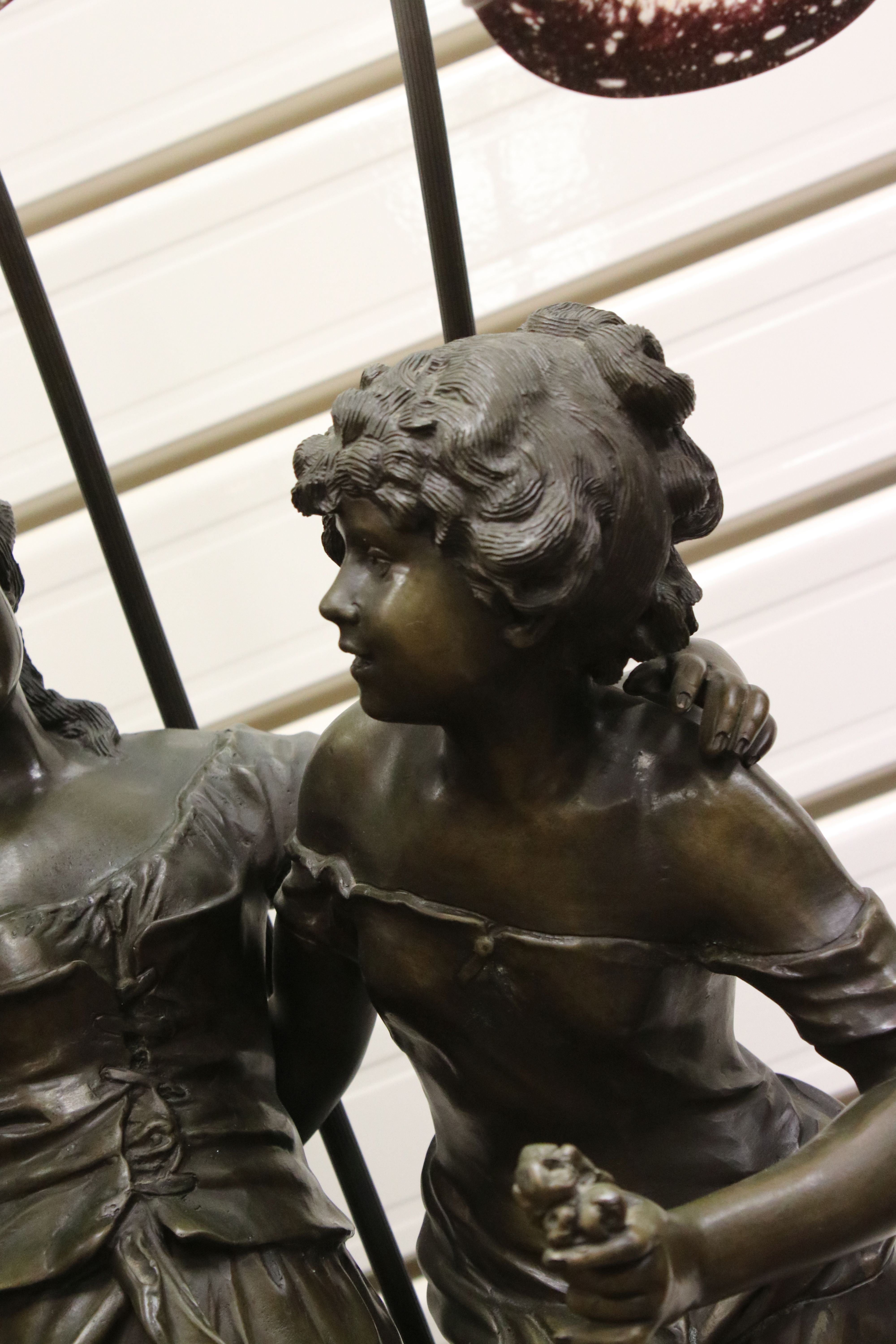 After Moreau, Large Cast Metal Bronzed Table Lamp in the form of Two Maidens, the three branches - Image 4 of 20