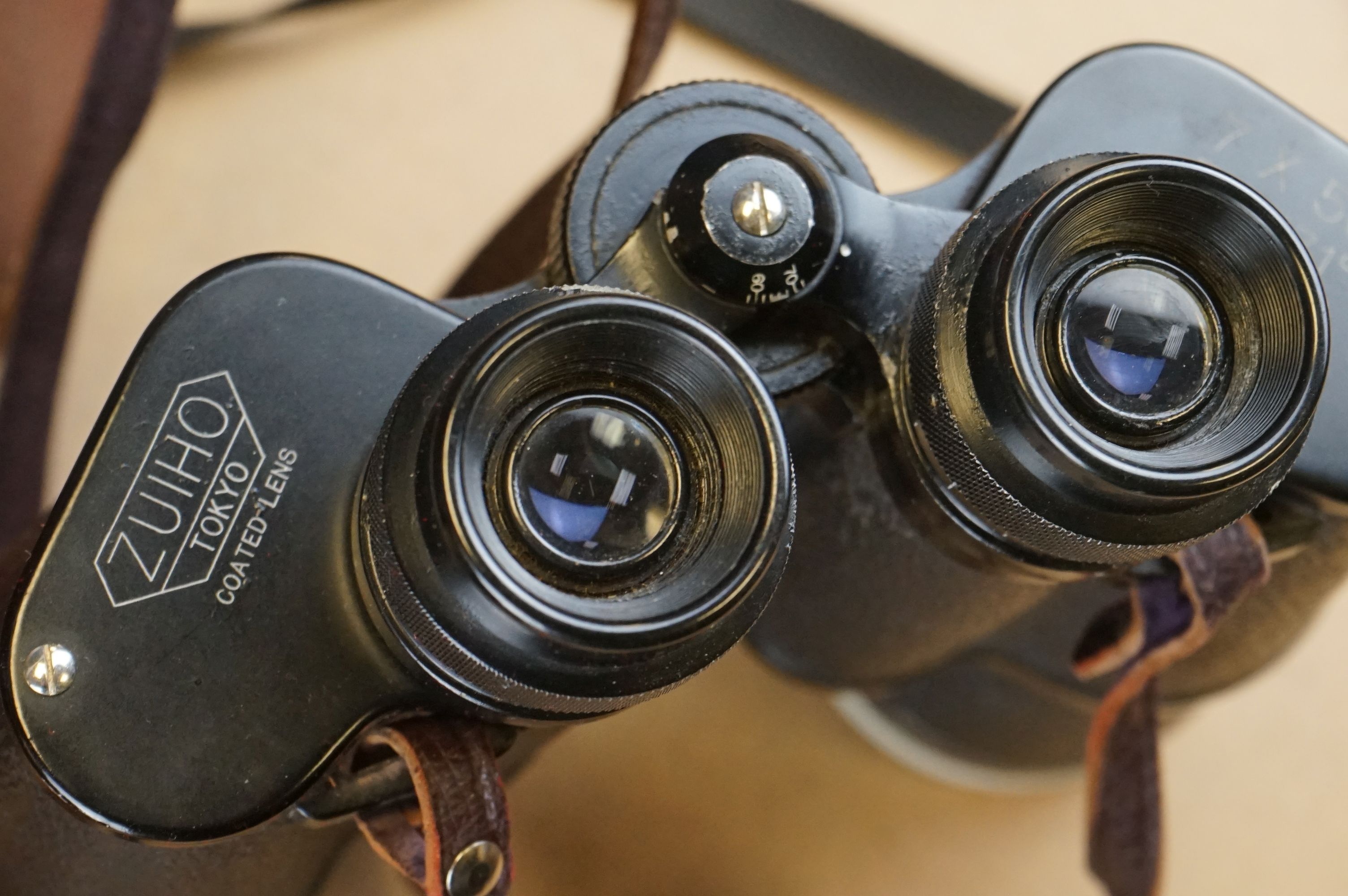 A collection of six pairs of binoculars in original leather cases. - Image 7 of 11