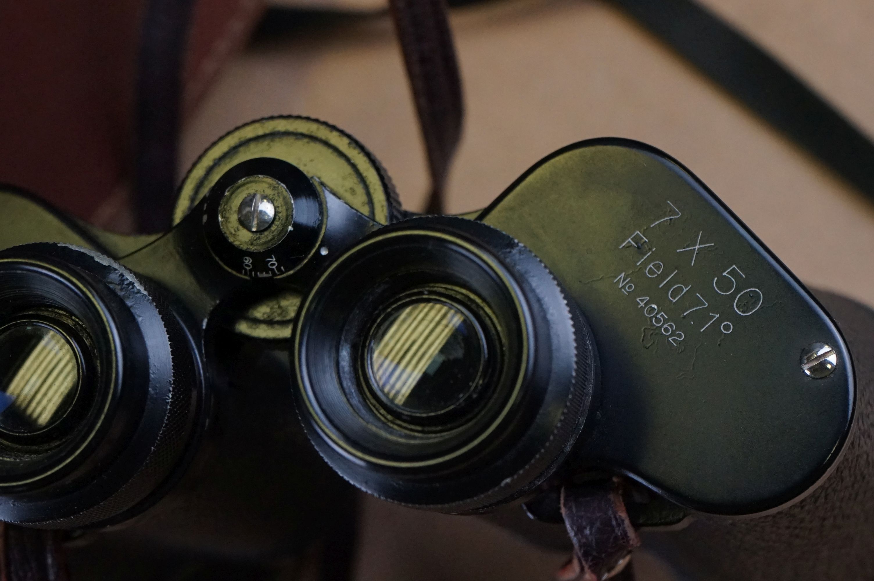 A collection of six pairs of binoculars in original leather cases. - Image 8 of 11