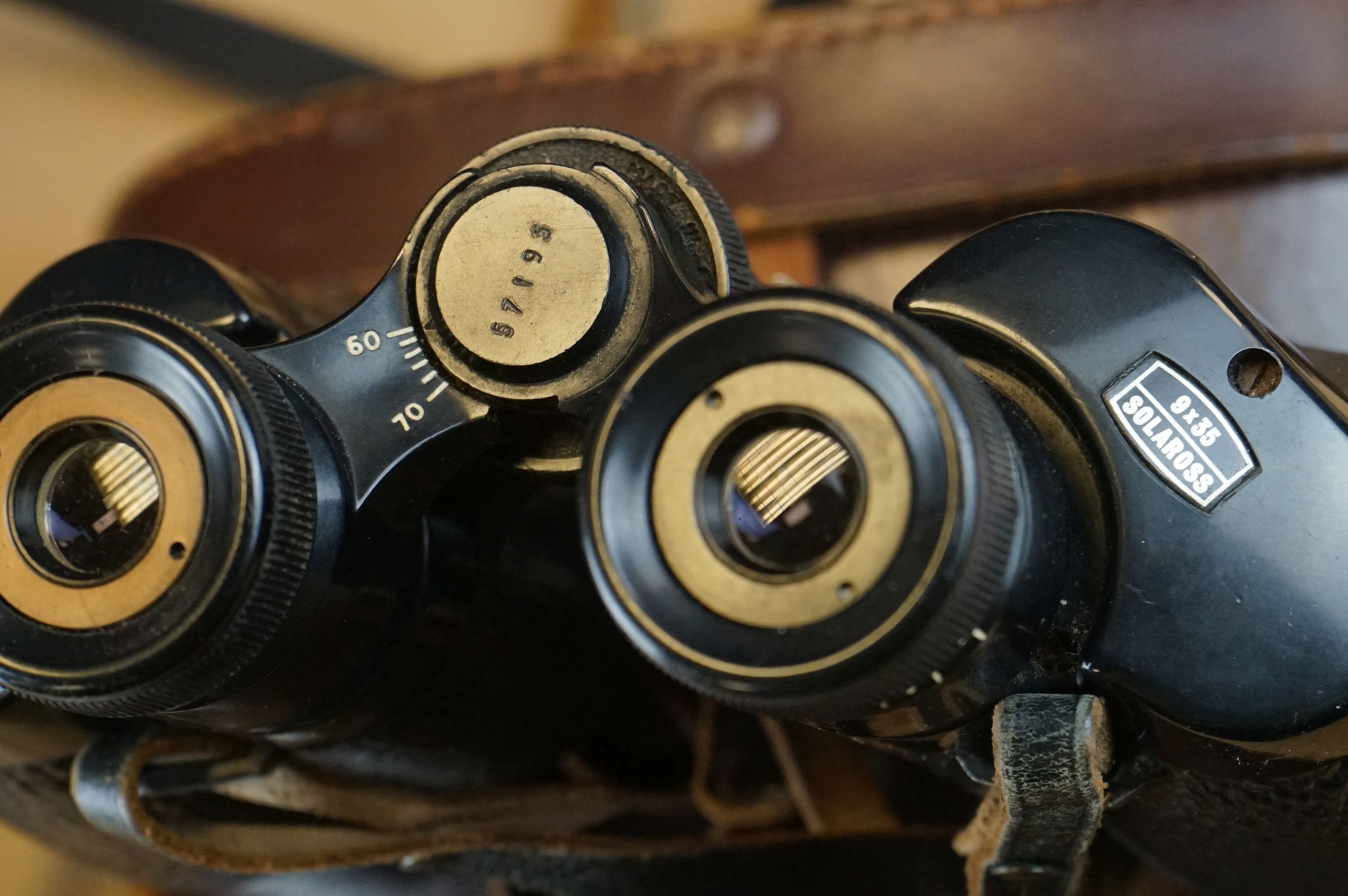 A collection of six pairs of binoculars in original leather cases. - Image 6 of 11