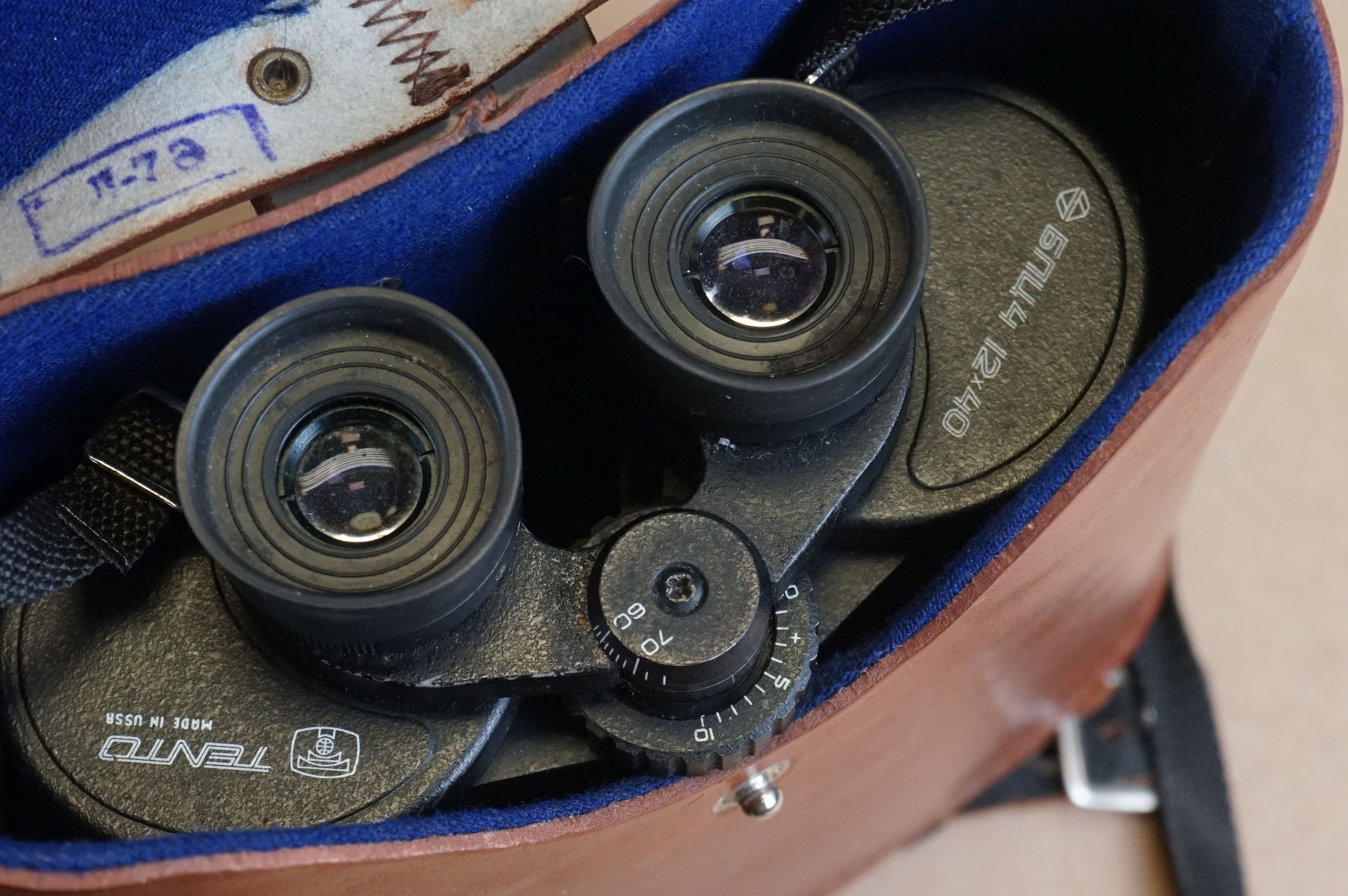 A collection of six pairs of binoculars in original leather cases. - Image 9 of 11